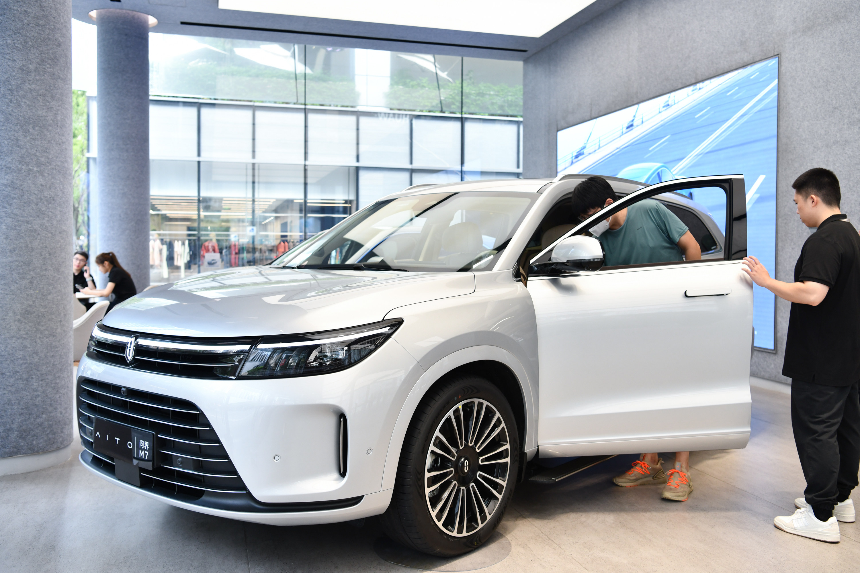 Car shoppers check out the Aito M7 at a Huawei store in Shenzhen, in south China’s Guangdong Province, on September 11, 2023. Photo: Xinhua