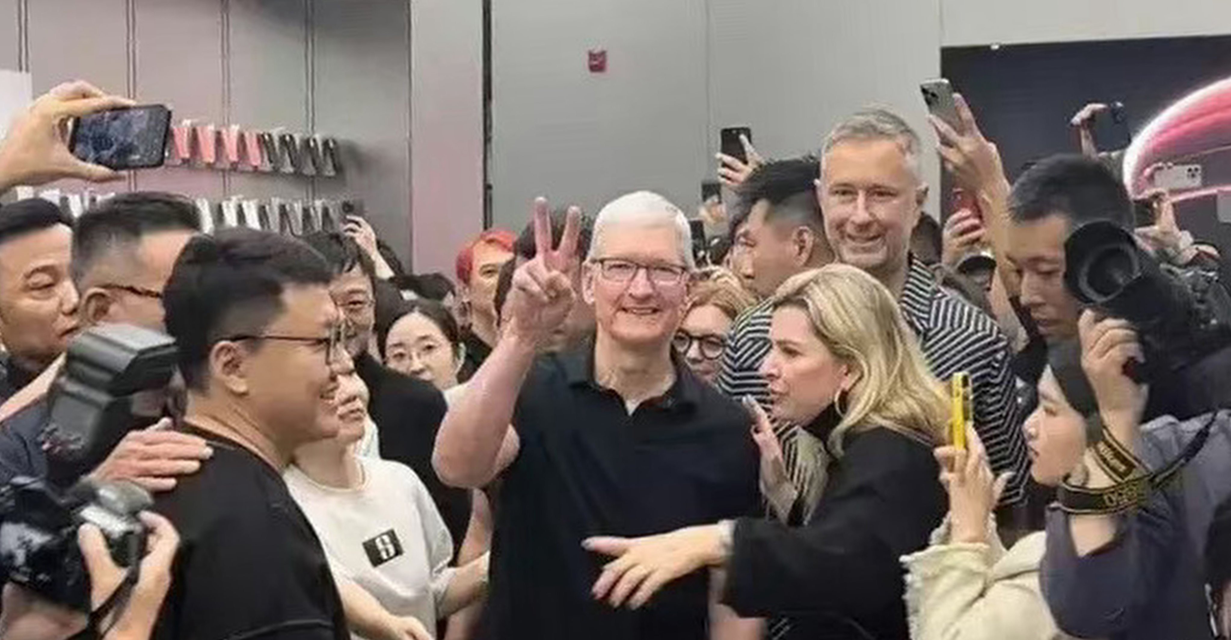 Apple chief executive Tim Cook flashes a peace sign, as he faced local media last week when he visited an Apple Store in Chengdu, capital of southwestern Sichuan province. Photo: Weibo 