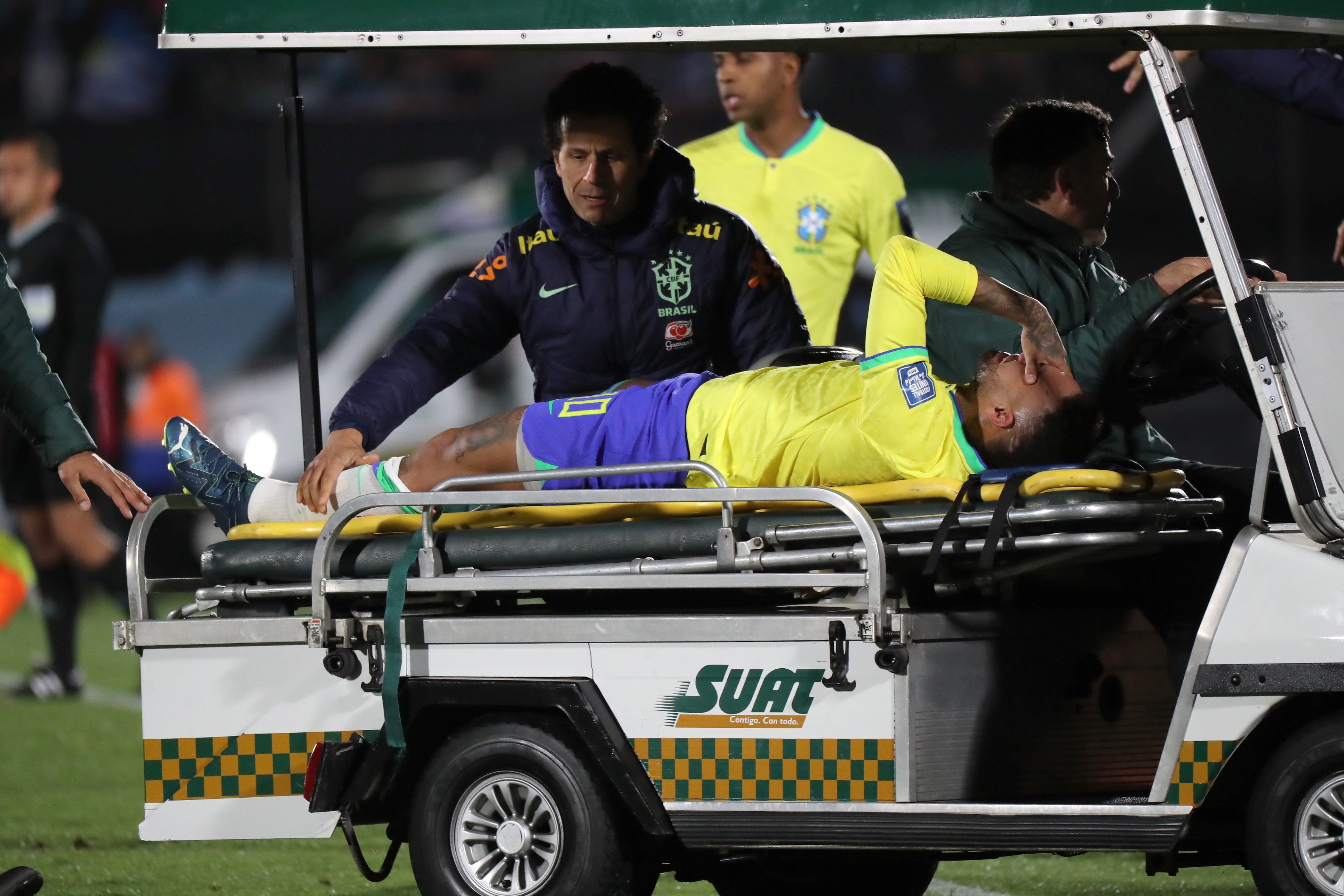 Brazil’s Neymar is stretchered off the field after an injury in the FIFA World Cup 2026 qualifier against Uruguay, Photo: EPA-EFE