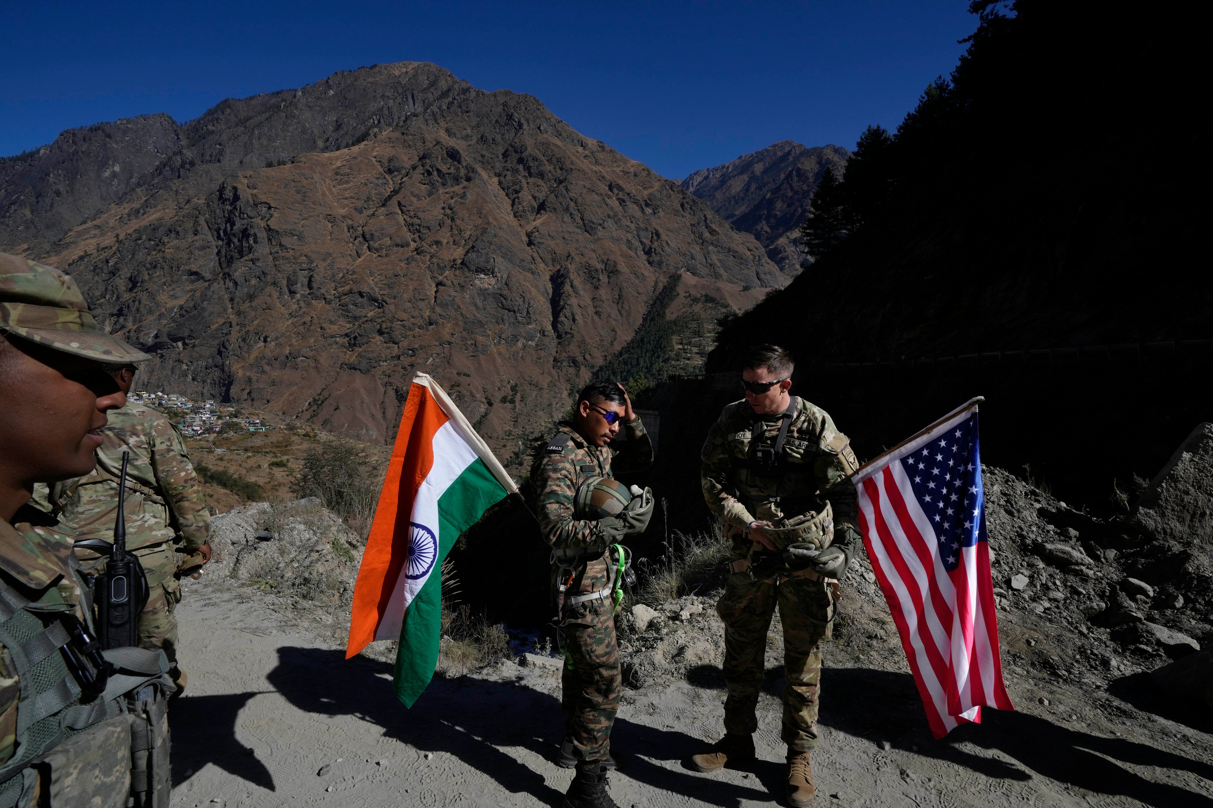US and Indian army soldiers carrying the flags of their countries take a break from humanitarian assistance and disaster relief drills during the joint exercise, Yudh Abhyas, in Tapovan, in the Indian state of Uttarakhand, on November 30, 2022. Photo: AP 