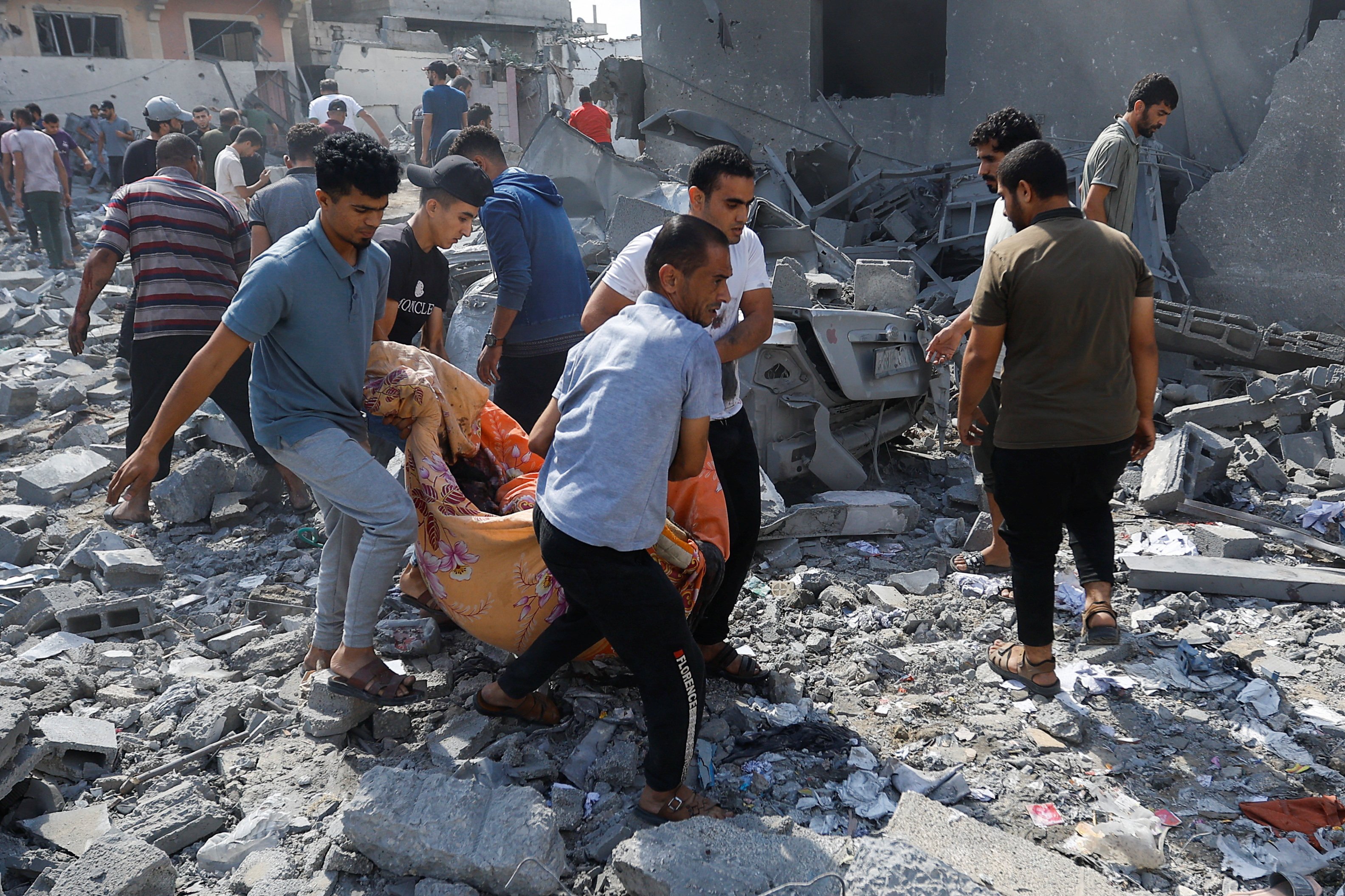 Palestinians search for casualties at the site of Israeli strikes on houses in Rafah, Gaza Strip on Tuesday. Photo: Reuters