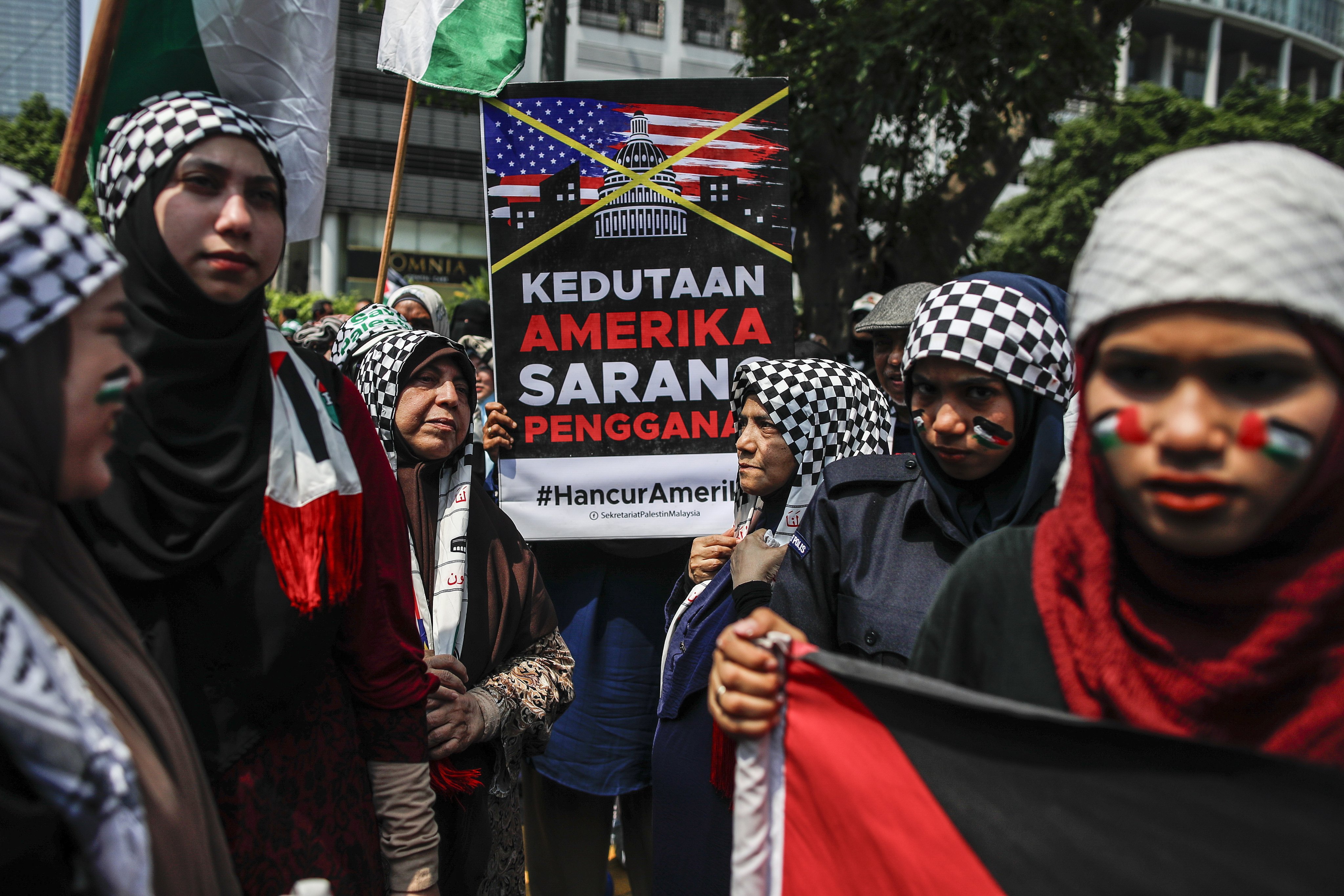 People march to the US embassy during a pro-Palestinian march in Kuala Lumpur on October 13, 2023. Photo: EPA-EFE