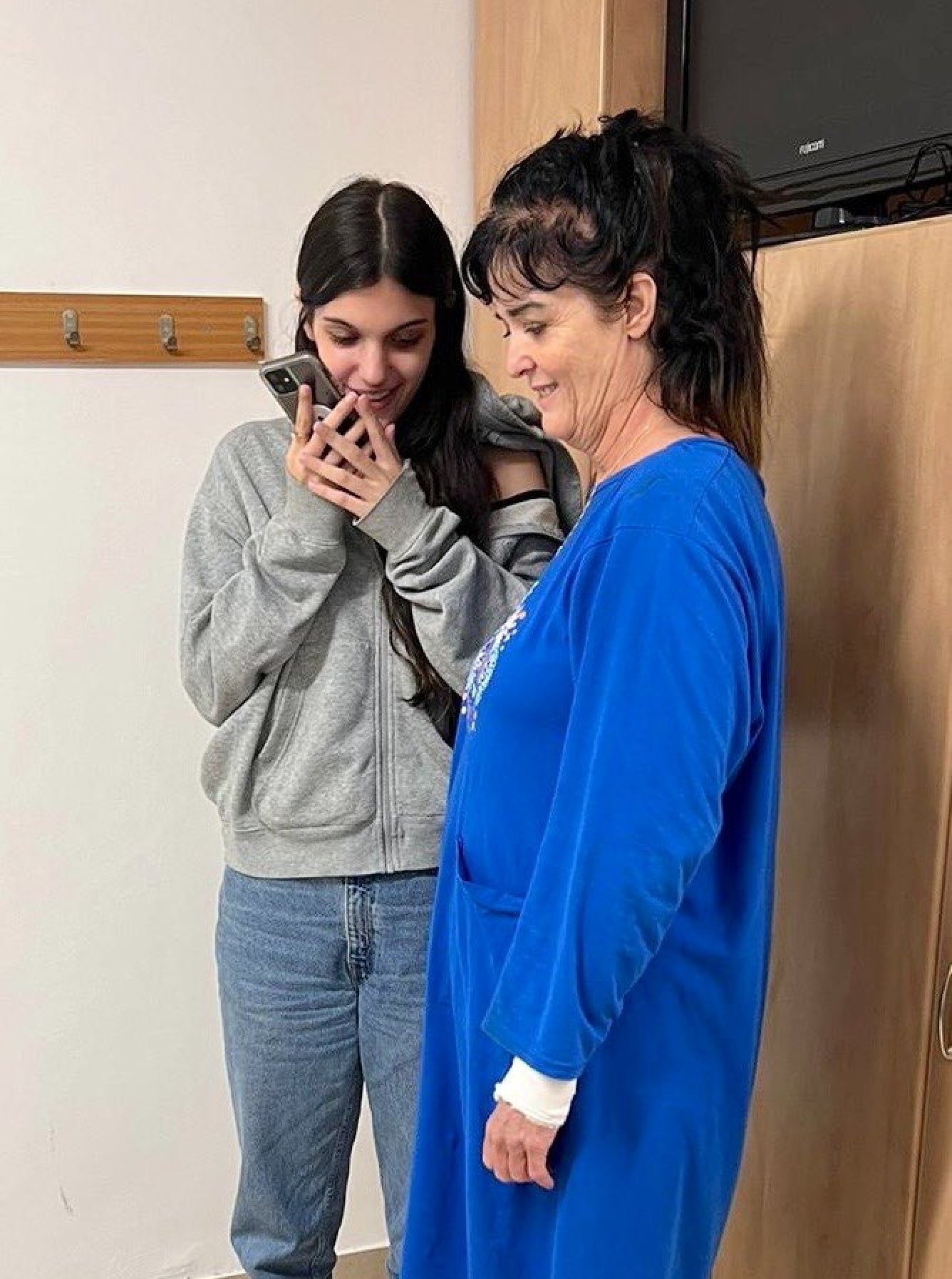 US citizens Judith Raanan (right) and daughter Natalie Raanan speaking on the phone with US President Joe Biden following their release. Photo: US embassy in Jerusalem