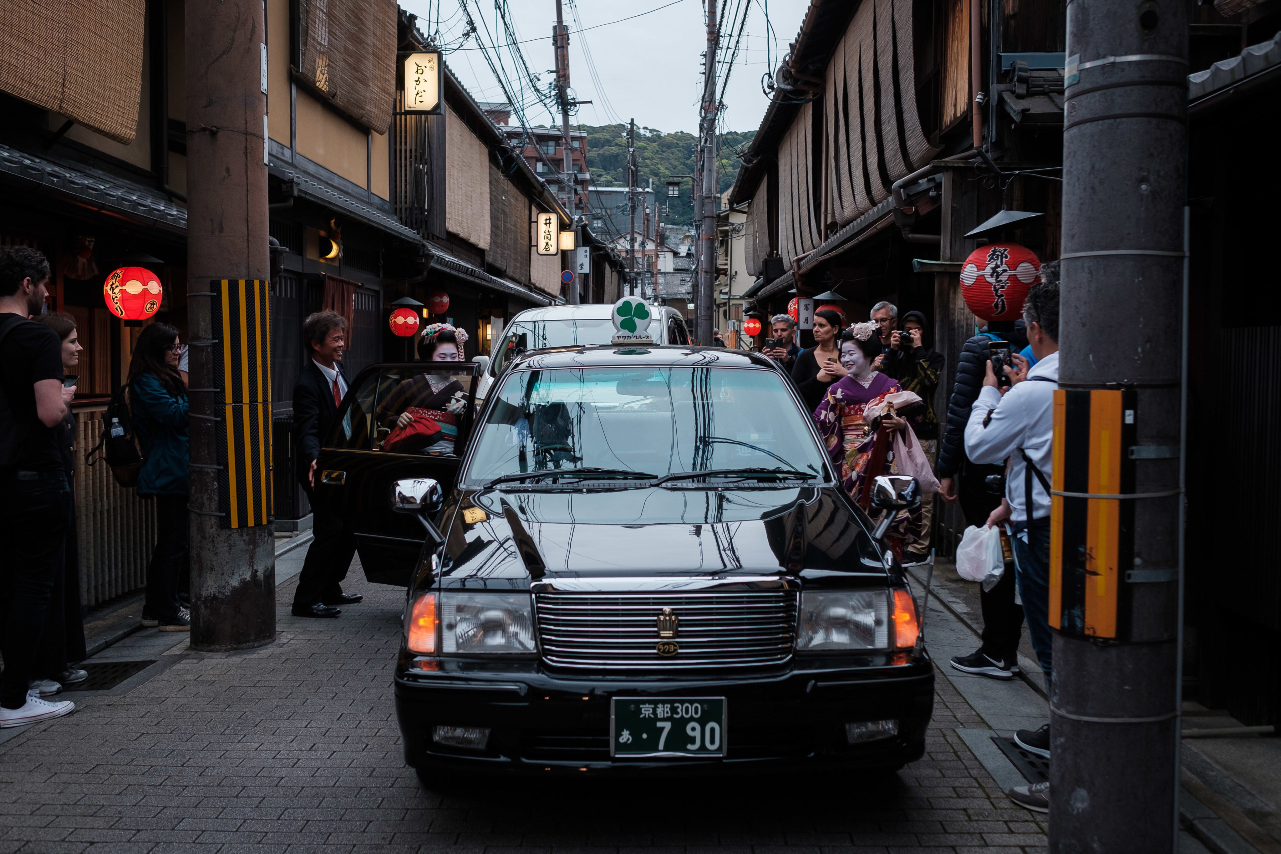 Tourists surround two maiko - apprentice geisha in Kyoto - as they get into a taxi in the Gion area in April 2019. As tourists return to Japan at almost pre-pandemic levels, the city is once again dealing with the problems of overtourism, including traffic, littering and bad behaviour. Photo: Getty Images