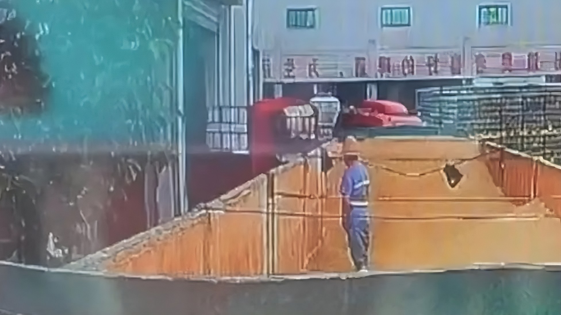 A still from the viral video allegedly showing a worker at a Tsingtao factory urinating in vat of raw ingredients. Photo:X/@ianbremmer
