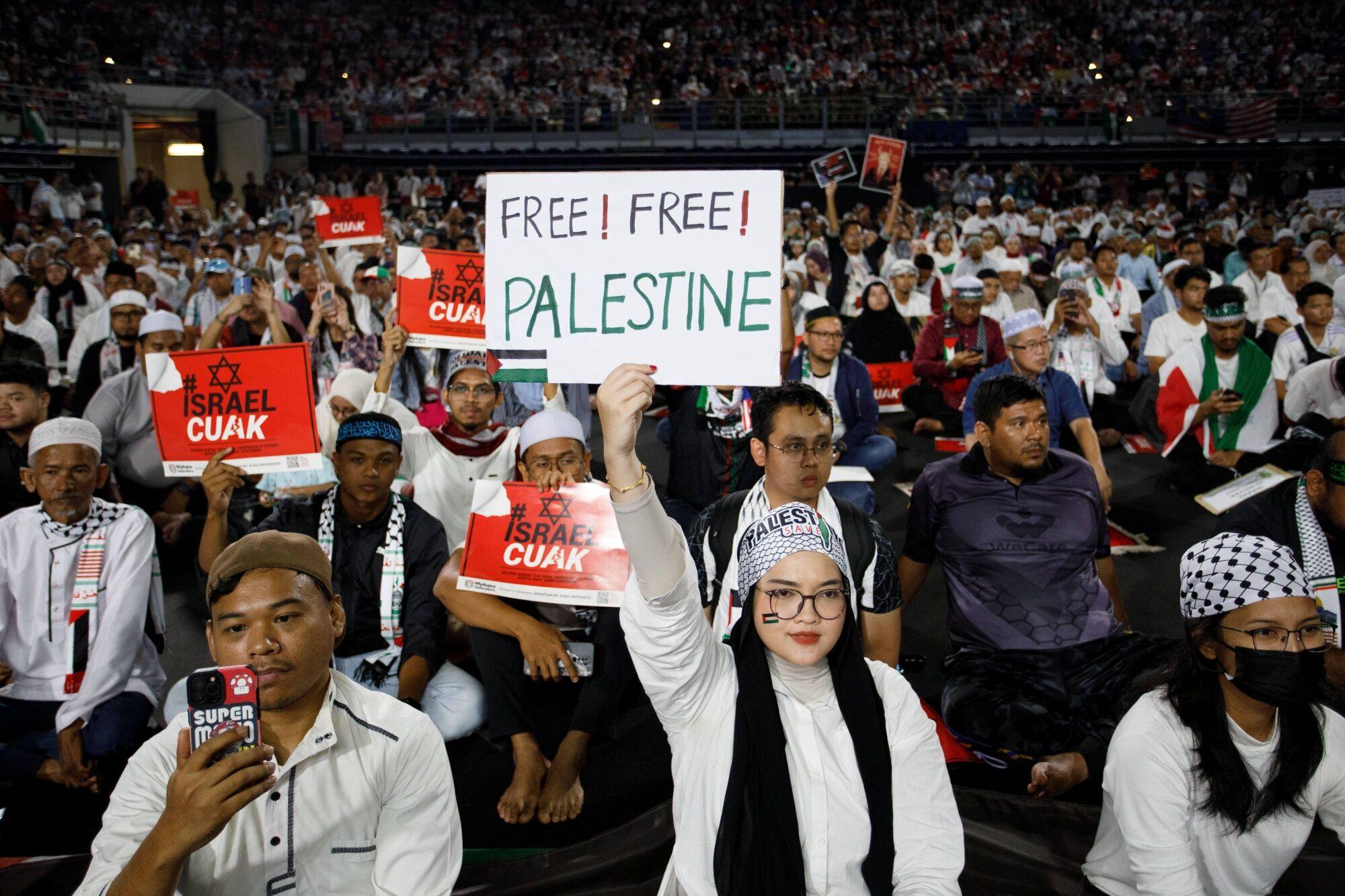 An attendee holds a “Free! Free! Palestine” sign during a pro-Palestinian rally in Kuala Lumpur, Malaysia, on Tuesday. Photo; Bloomberg