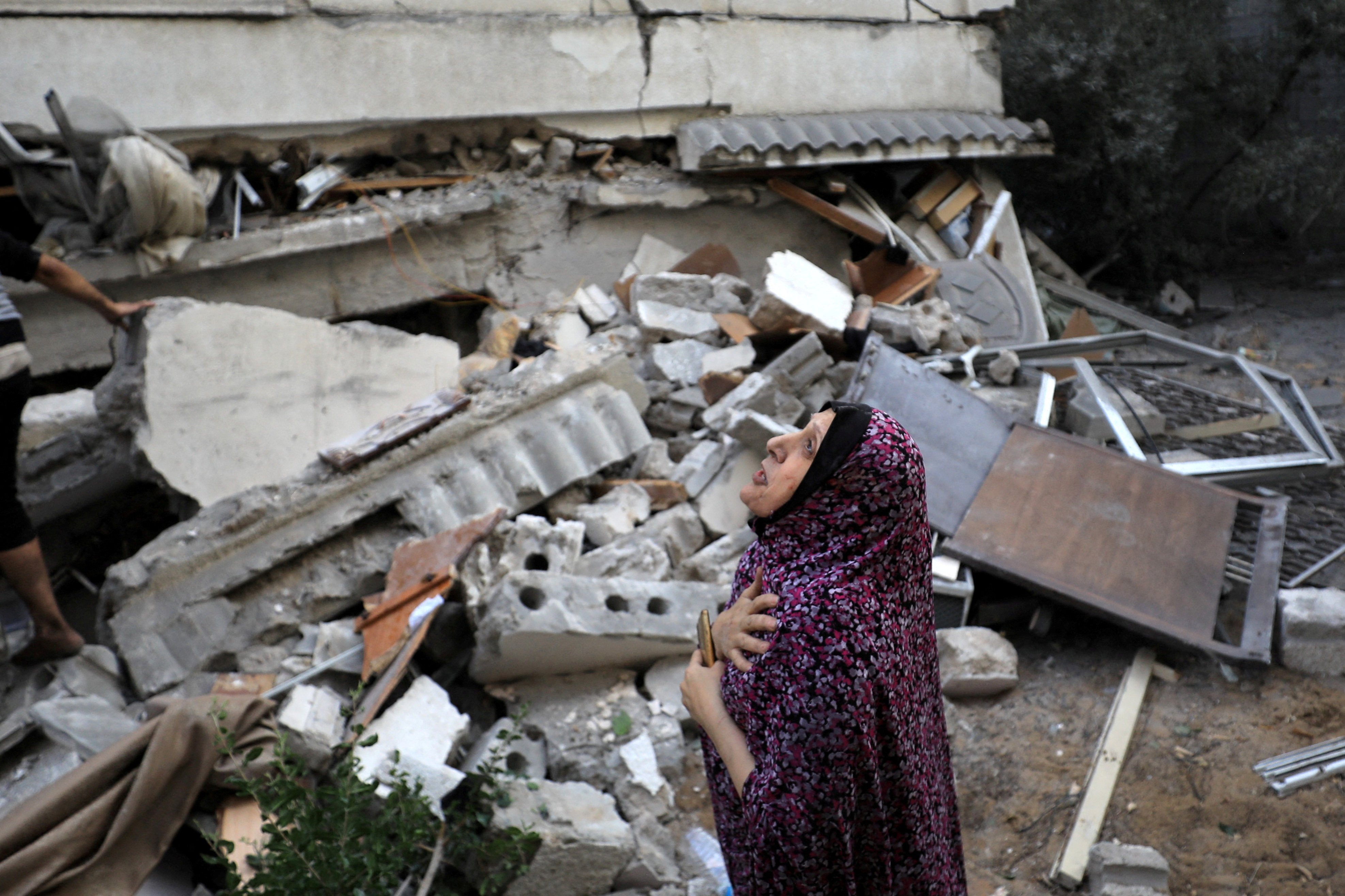 A Palestinian woman reacts at the site of an Israeli strike on a residential building in Gaza City on Wednesday. Photo: Reuters