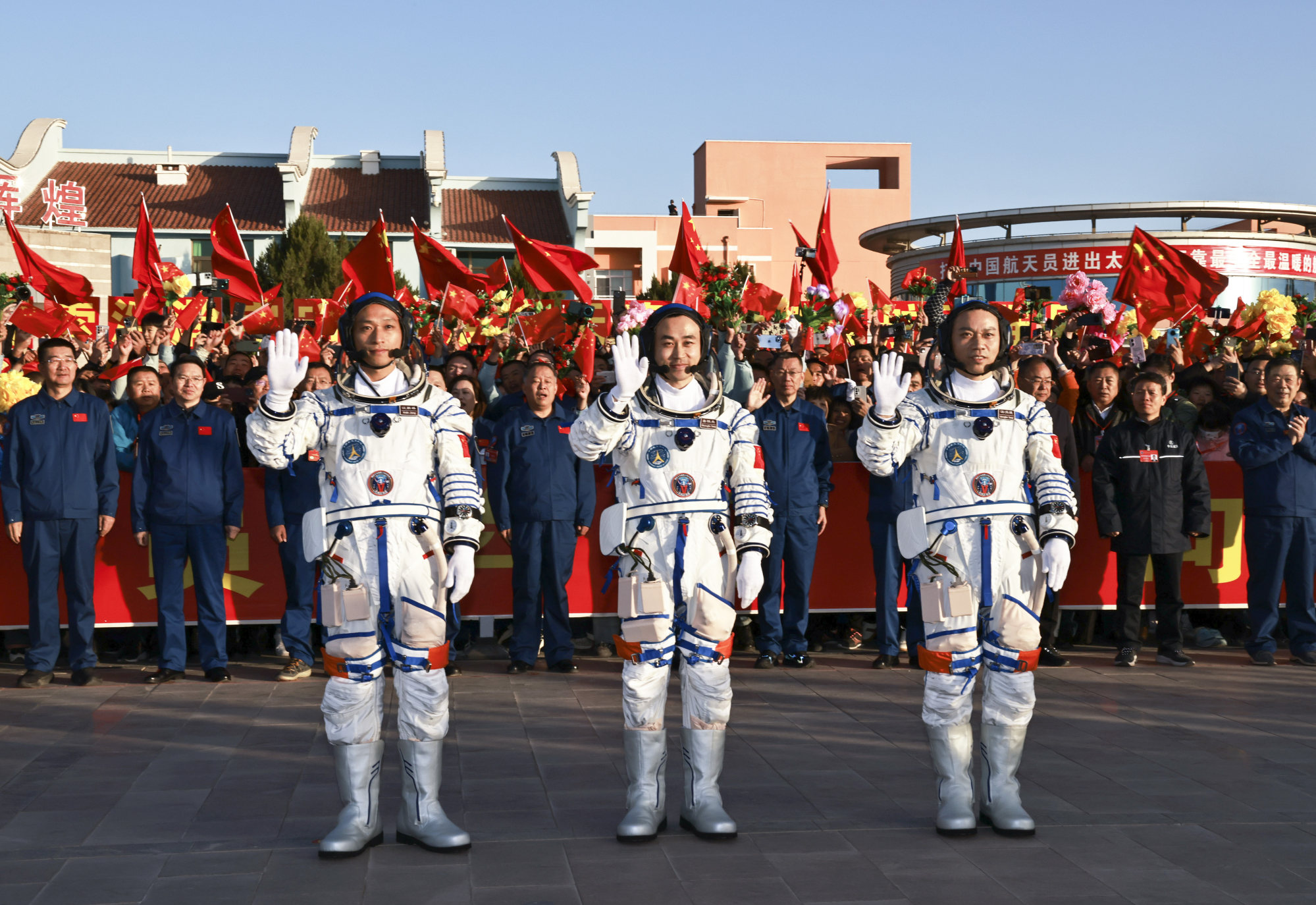 El duodécimo vuelo espacial tripulado de China que transporta a 17 miembros de la tripulación desde Shenzhou en una misión de 6 meses atraca en la estación espacial Tiangong