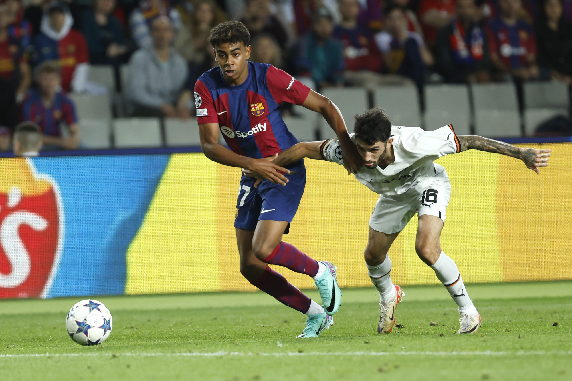 Saviola couached Barcelona’s Lamine Yamal (left), who is set to play on Saturday. Photo: AP