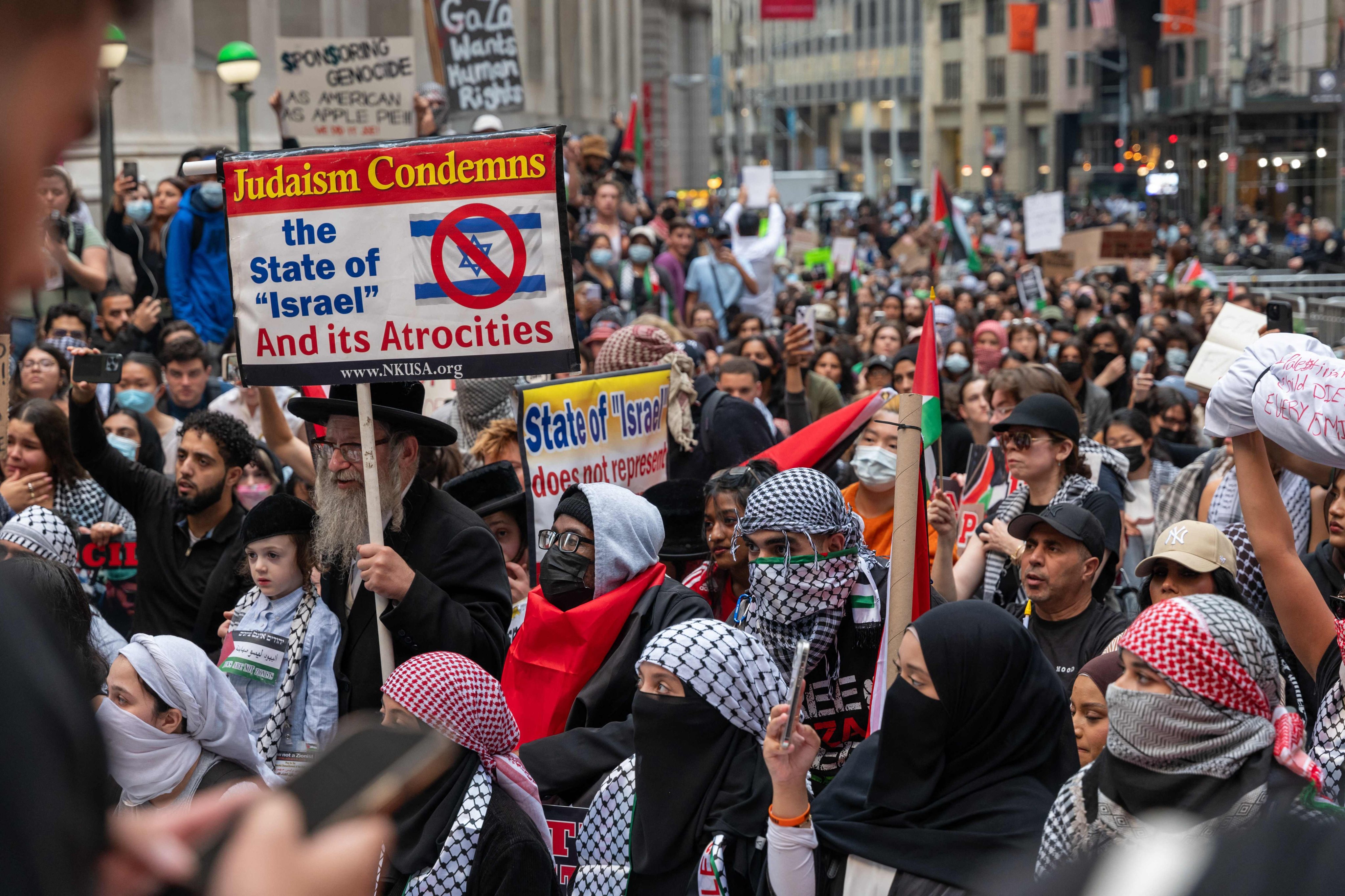 People hold a rally in New York’s financial district as the fighting continues in Gaza on October 26. Photo: Getty Images via AFP