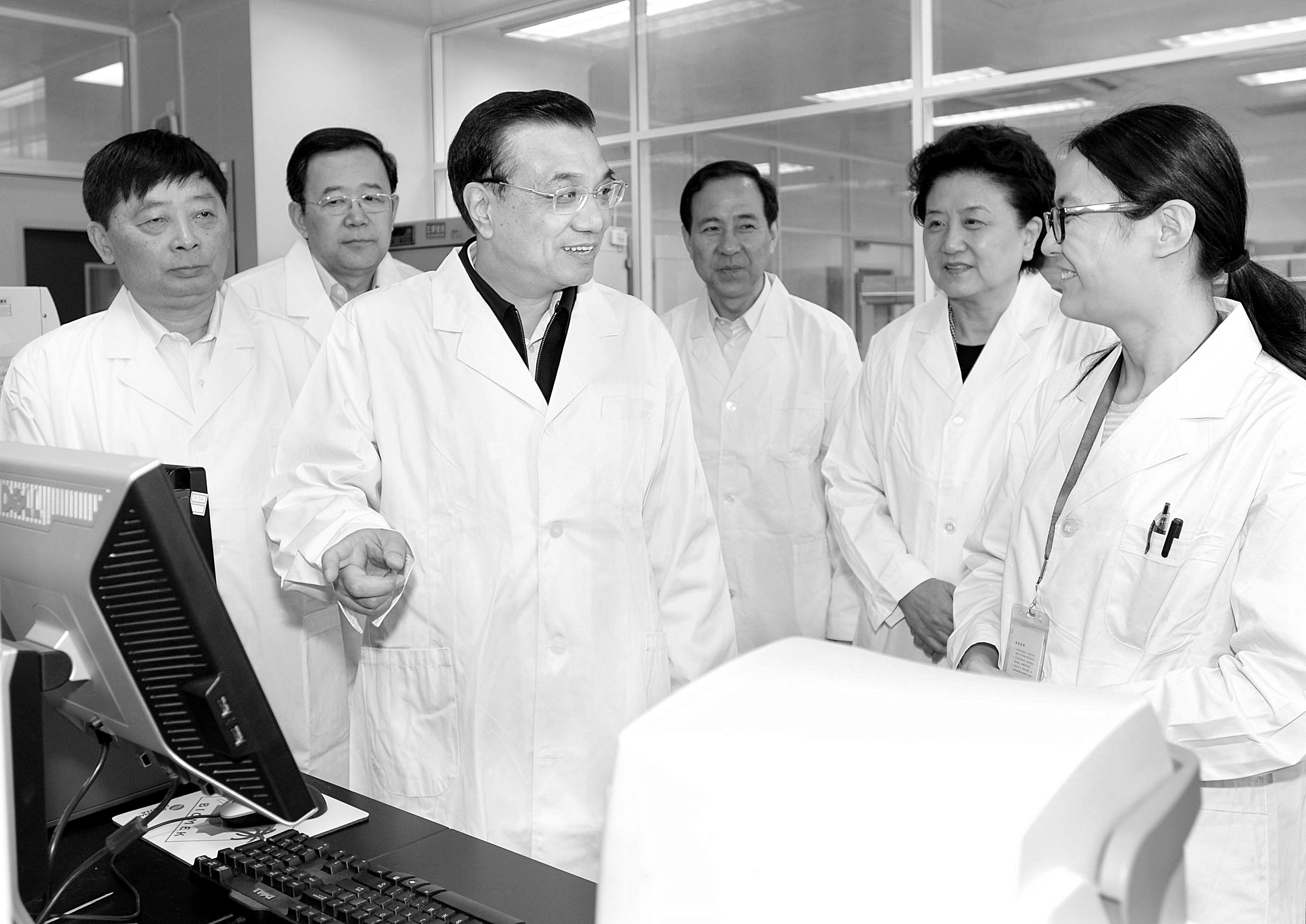 Premier Li Keqiang at a lab in the Chinese Centre for Disease Control and Prevention in Beijing in April 2013. Photo: Xinhua