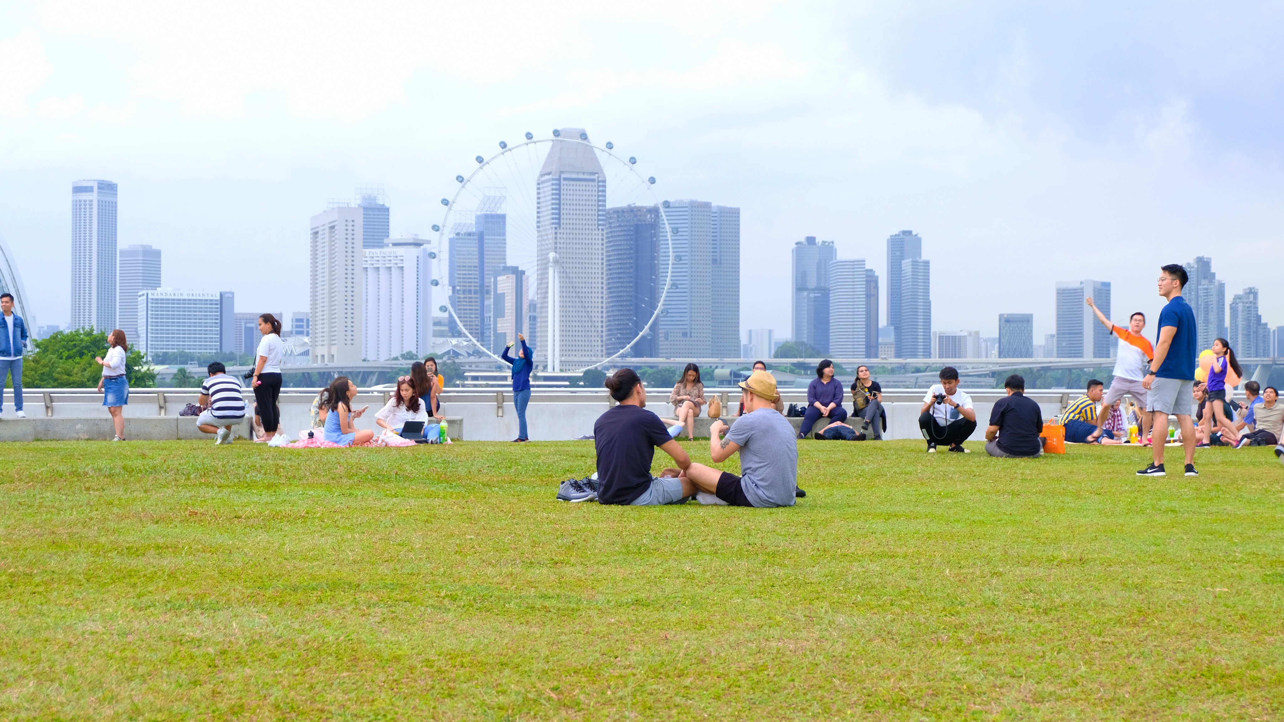 People in Singapore enjoy a day out at Marina Barrage. Photo: Shutterstock 