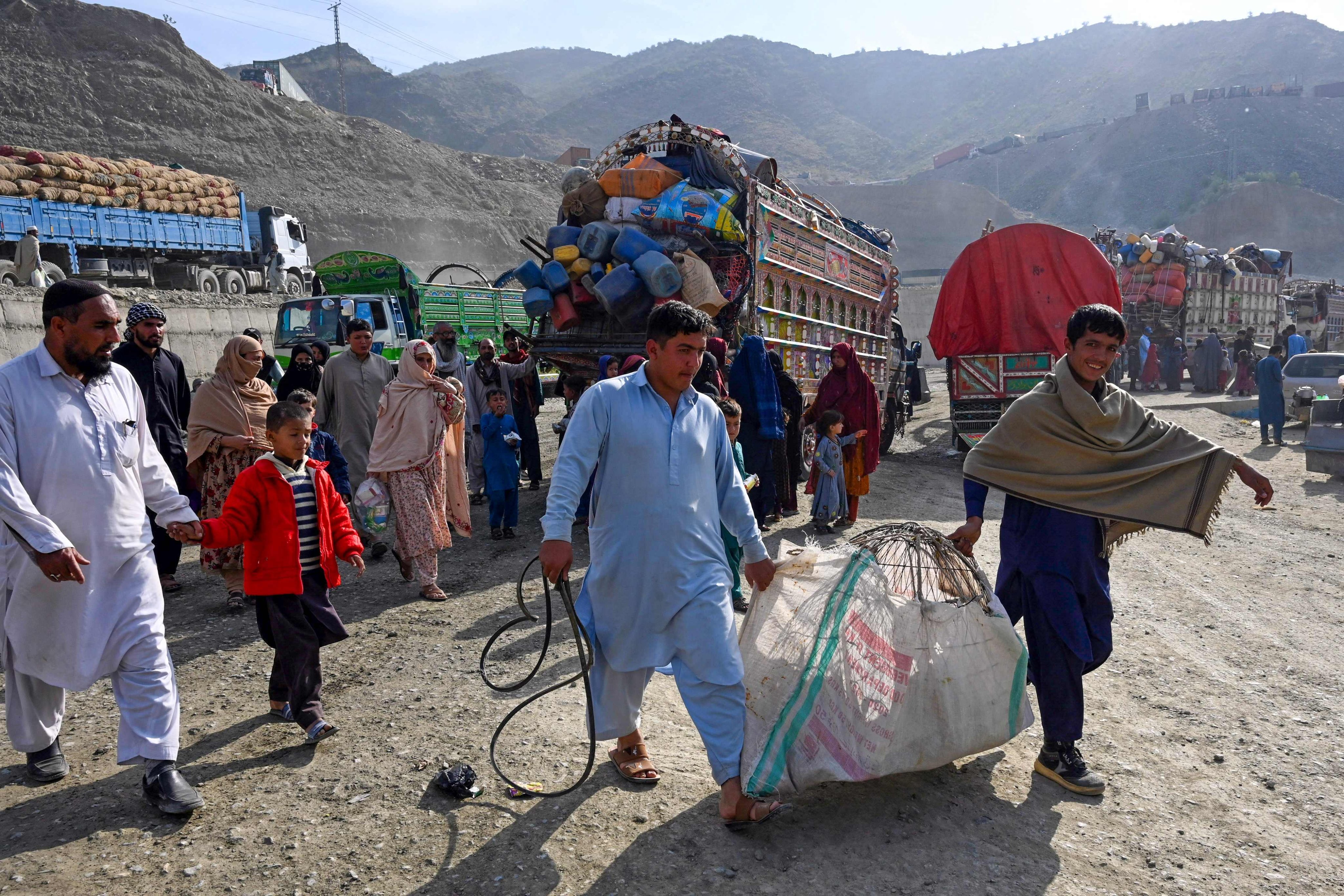 Afghan refugees arrive to cross the Pakistan-Afghanistan border in Torkham. Photo: AFP