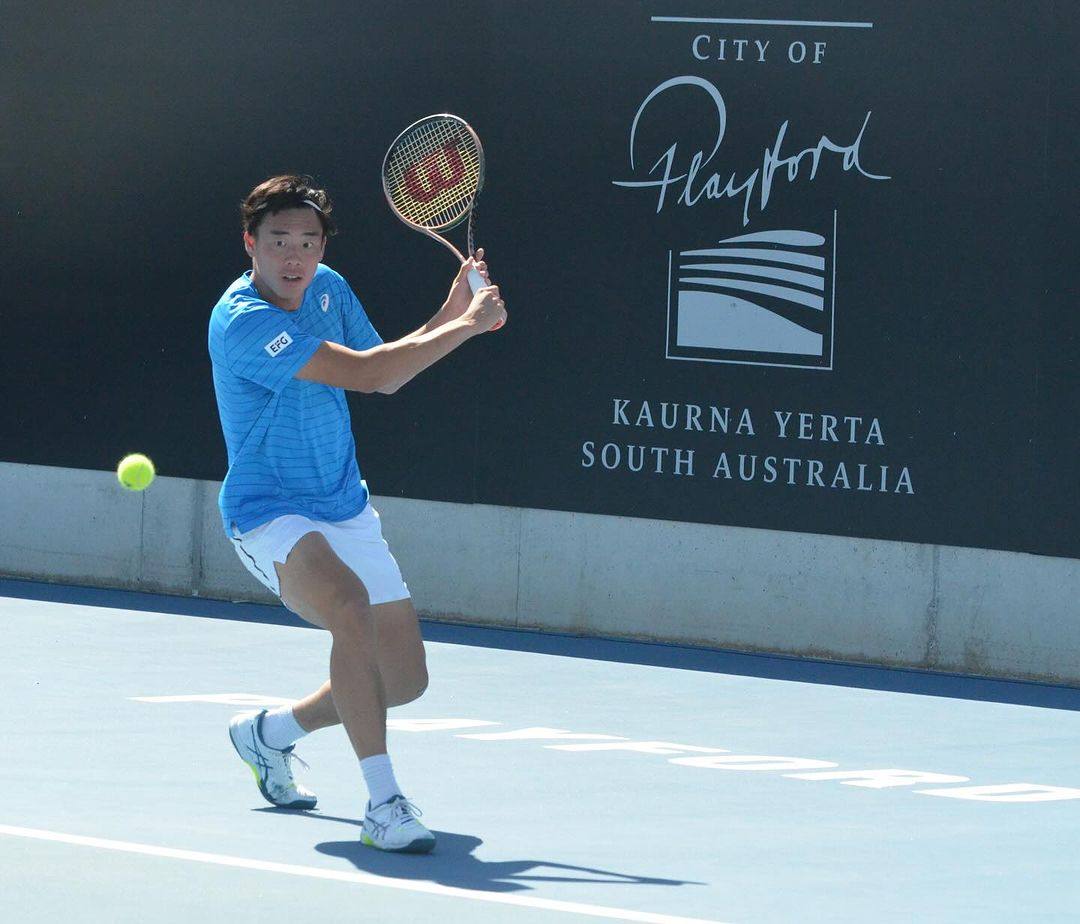 Coleman Wong returns the ball in his semi-final at the Playford ATP Challenger. Photo: Instagram/@coleman_wong
