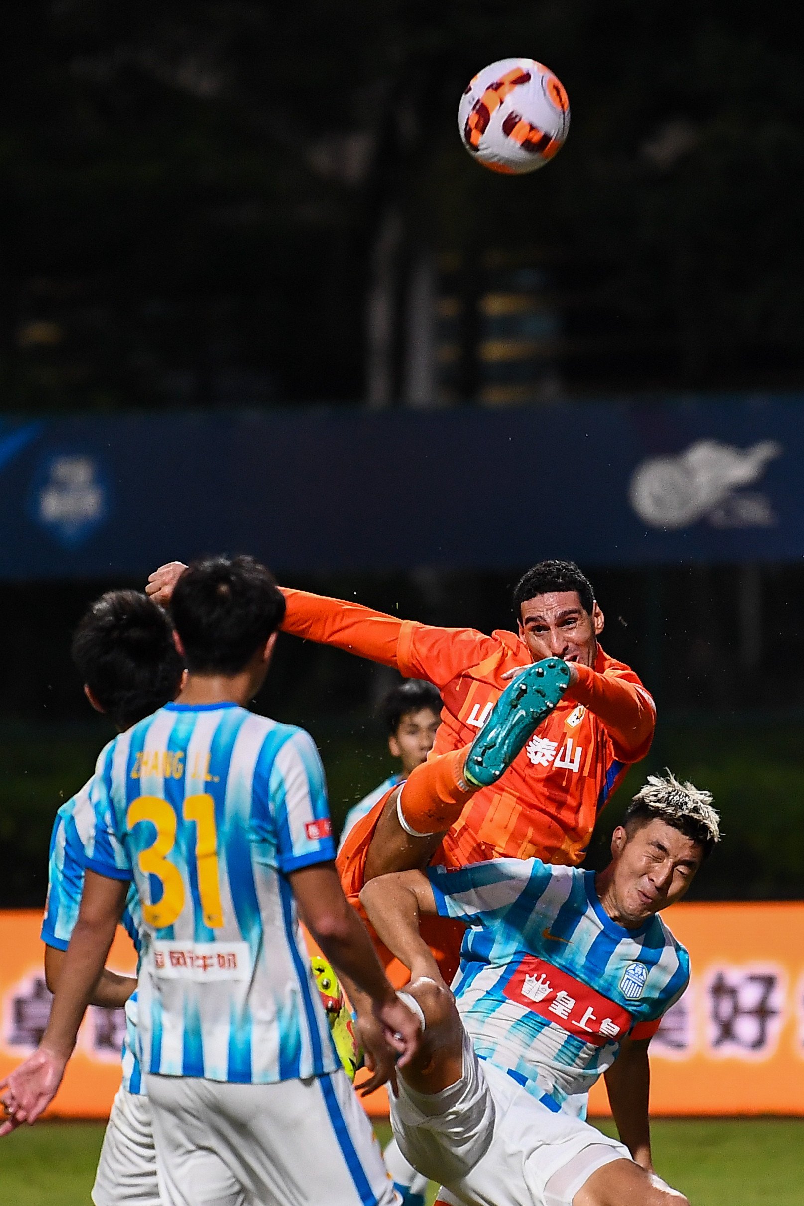 Shandong’s Marouane Fellaini (in orange, pictured against Guangzhou City) was in the thick of the action again on Sunday. Photo: Xinhua