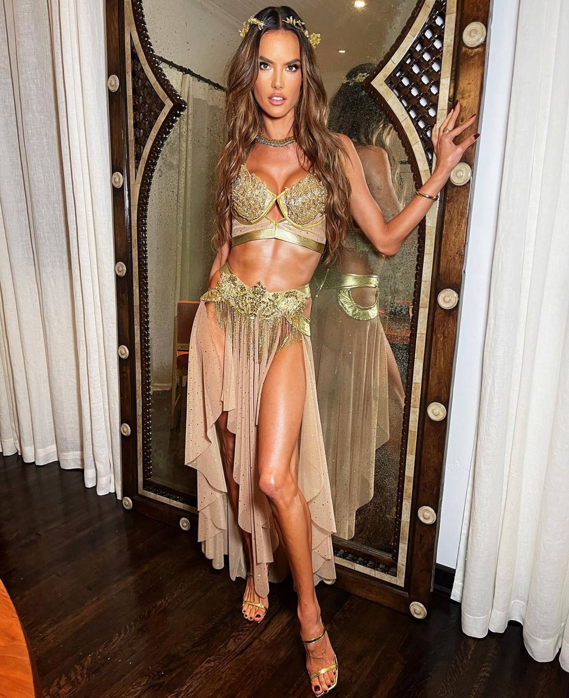 Paris Hilton's Britney Spears Halloween Costume Had A Boob Cut-Out