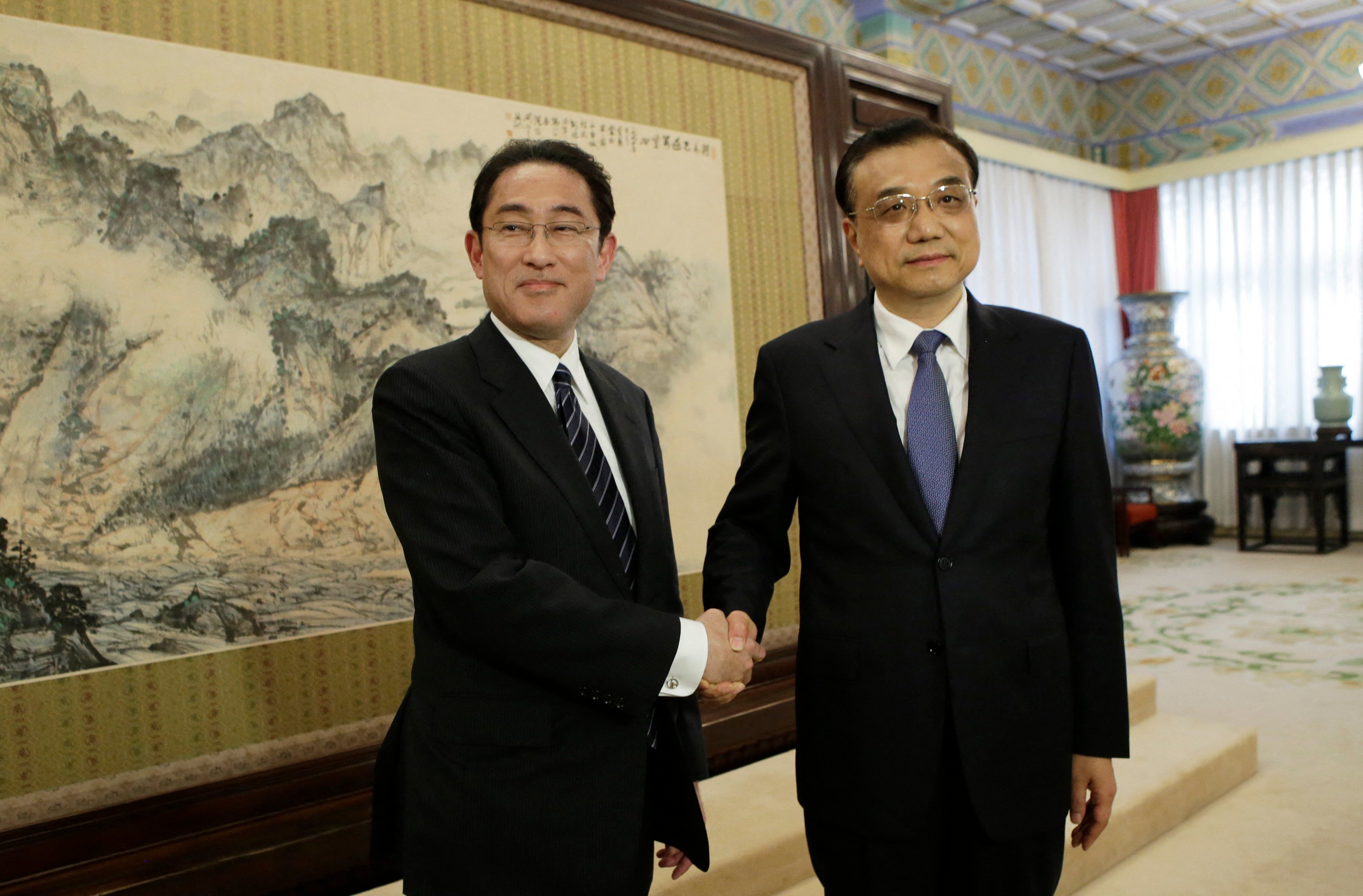 Then Japanese Foreign Minister Fumio Kishida (left) with Chinese Premier Li Keqiang in Beijing on April 30, 2016. Kishida, Japan’s current PM, has paid tribute to Li following the ex-premier’s death last Friday. Photo: AFP