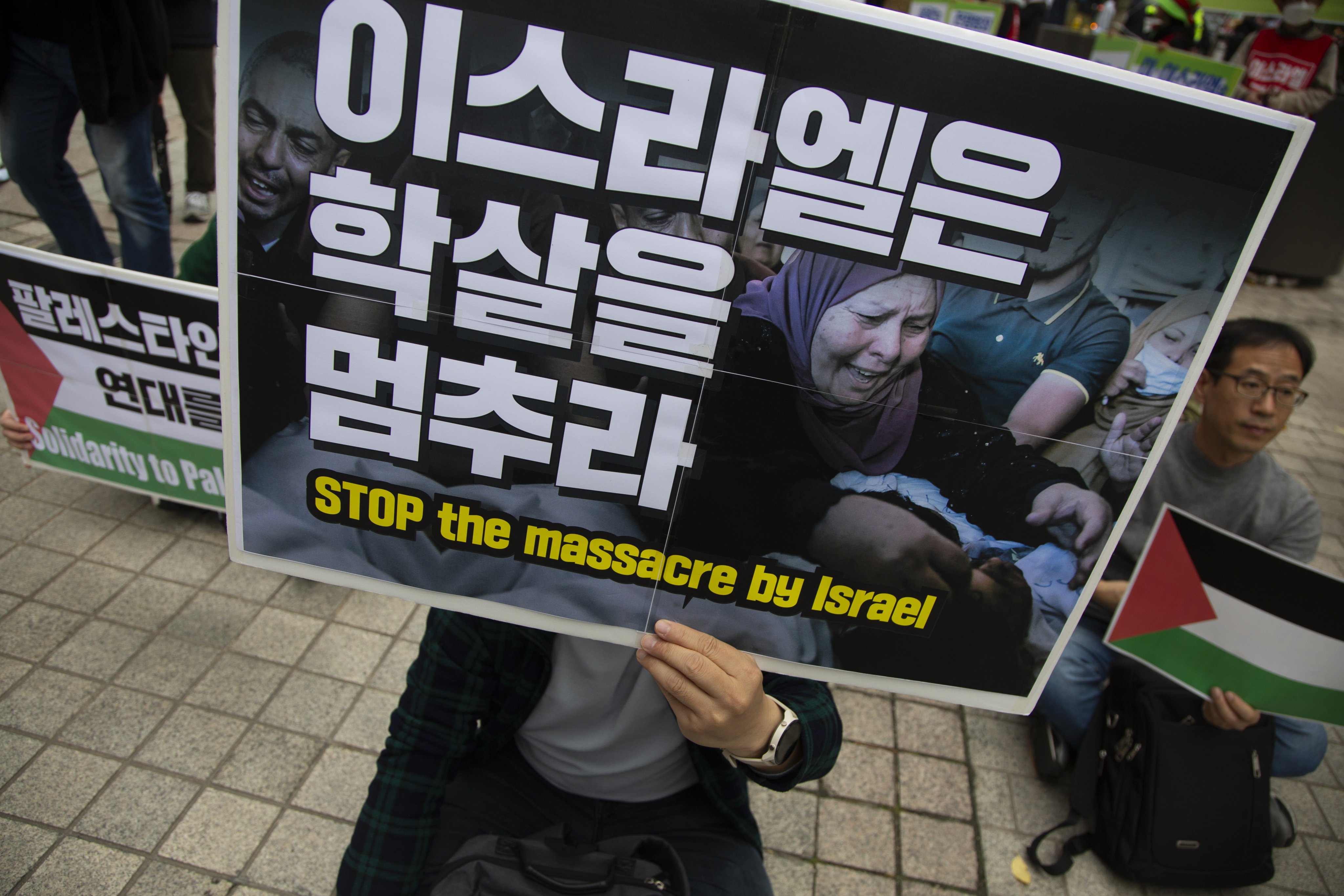 A protester holds up banner during a rally in support of Palestinians near the Israel Embassy in Seoul, South Korea, on November 1. Global public sympathy was largely with Israel in the wake of the attack by Hamas last month, but the Israeli military’s response has swung the pendulum of public opinion towards the Palestinian people. Photo: EPA-EFE