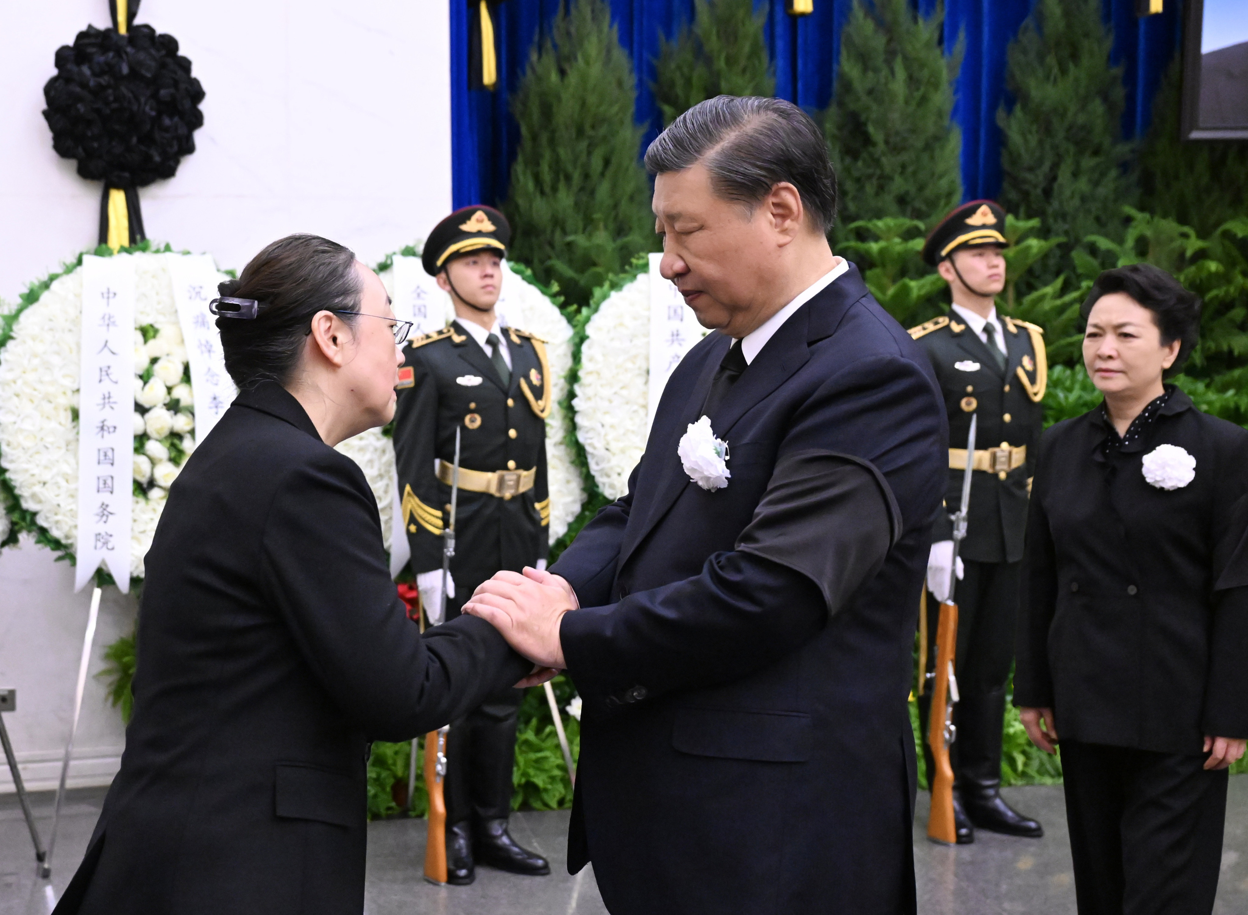 Chinese President Xi Jinping offers his condolences to Cheng Hong, the wife of late premier Li Keqiang, with Xi’s wife Peng Liyuan behind him on Thursday. Photo: Xinhua