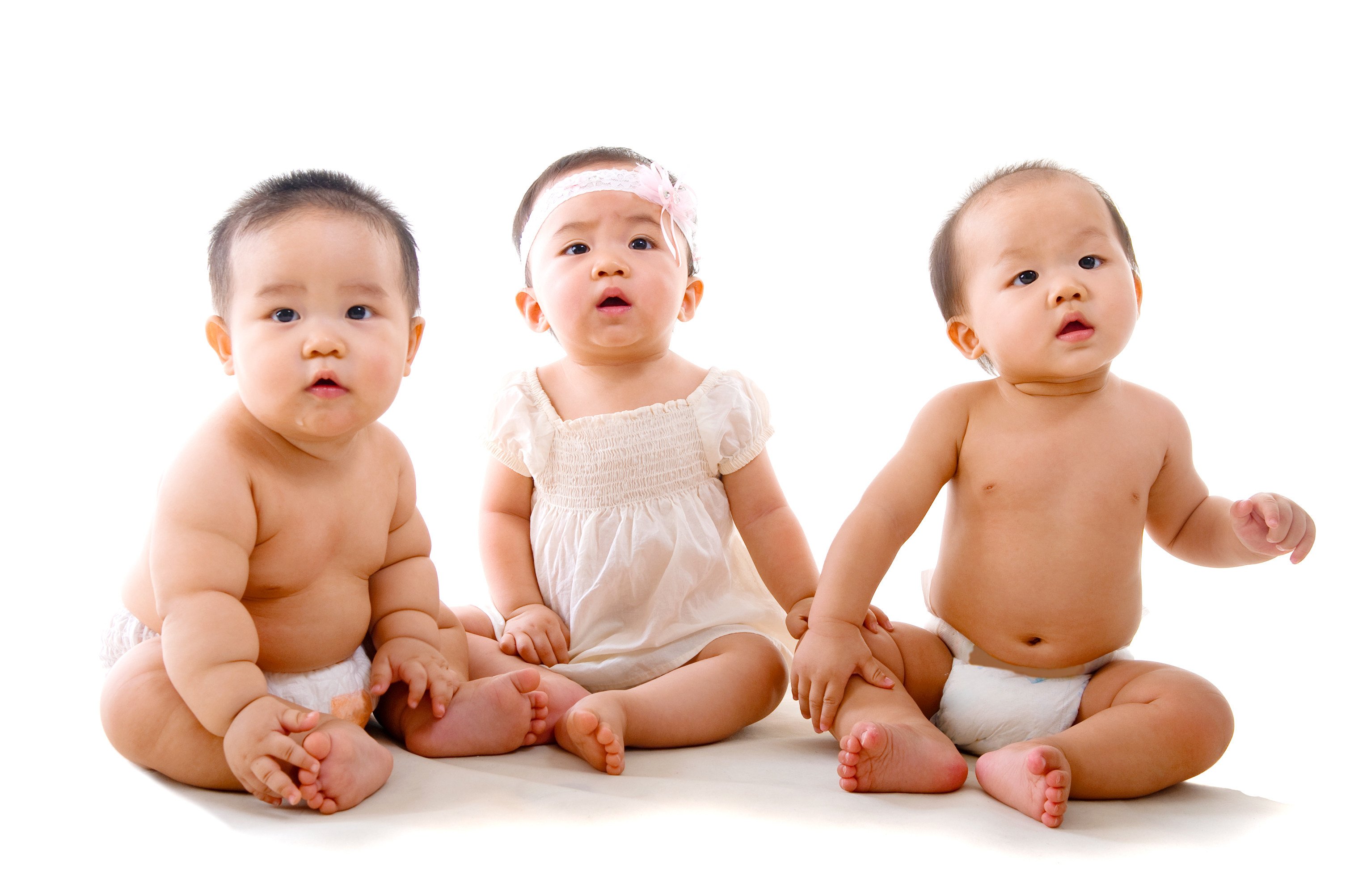 Babies sitting on the floor. Credit: Shutterstock