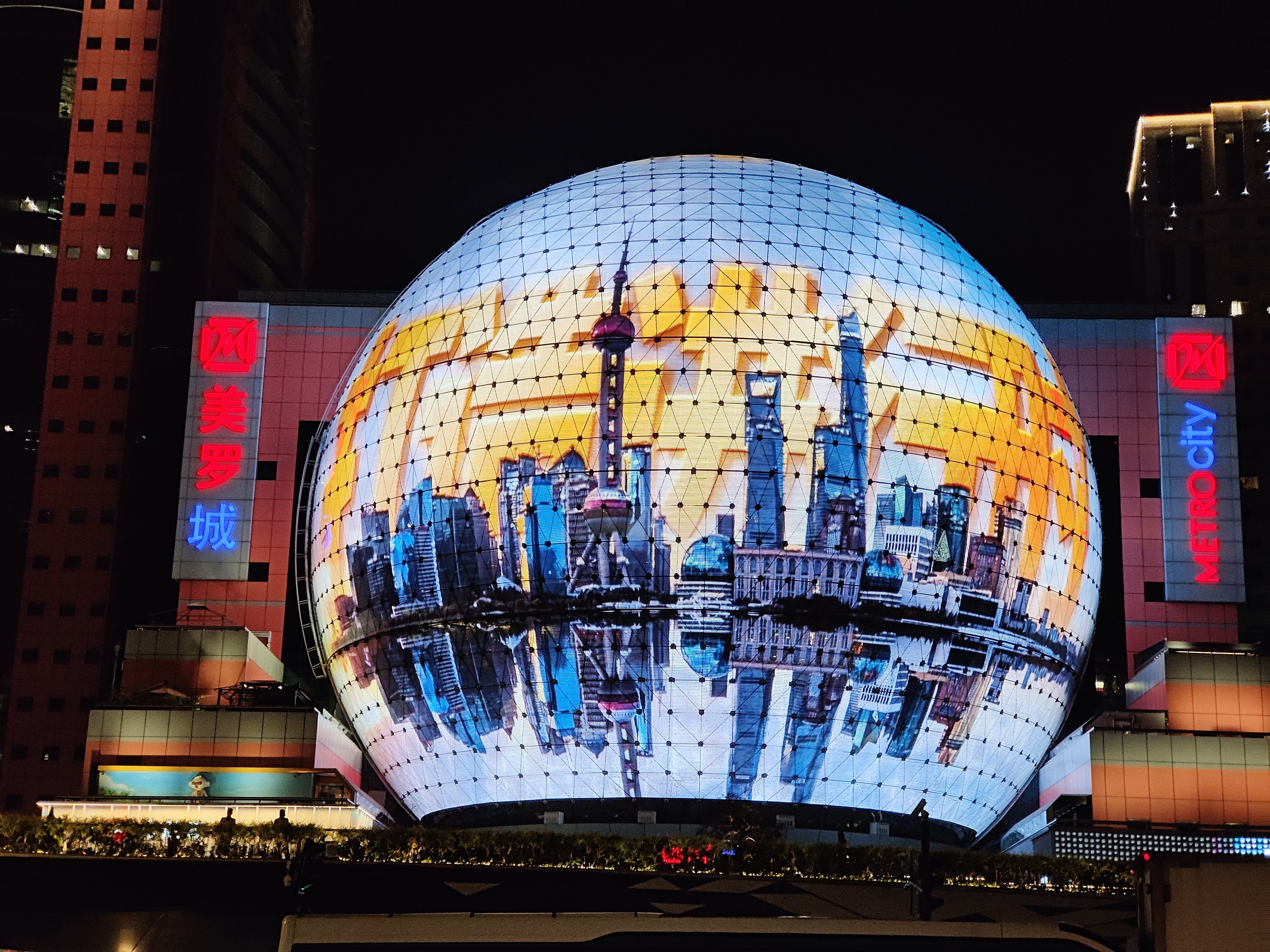 A promotional video for the CIIE is displayed on the world’s first naked-eye 3D spherical screen in Xujiahui Metro City in Shanghai. The expo will be held in the city from November 5 to 10. Photo: Imagine China