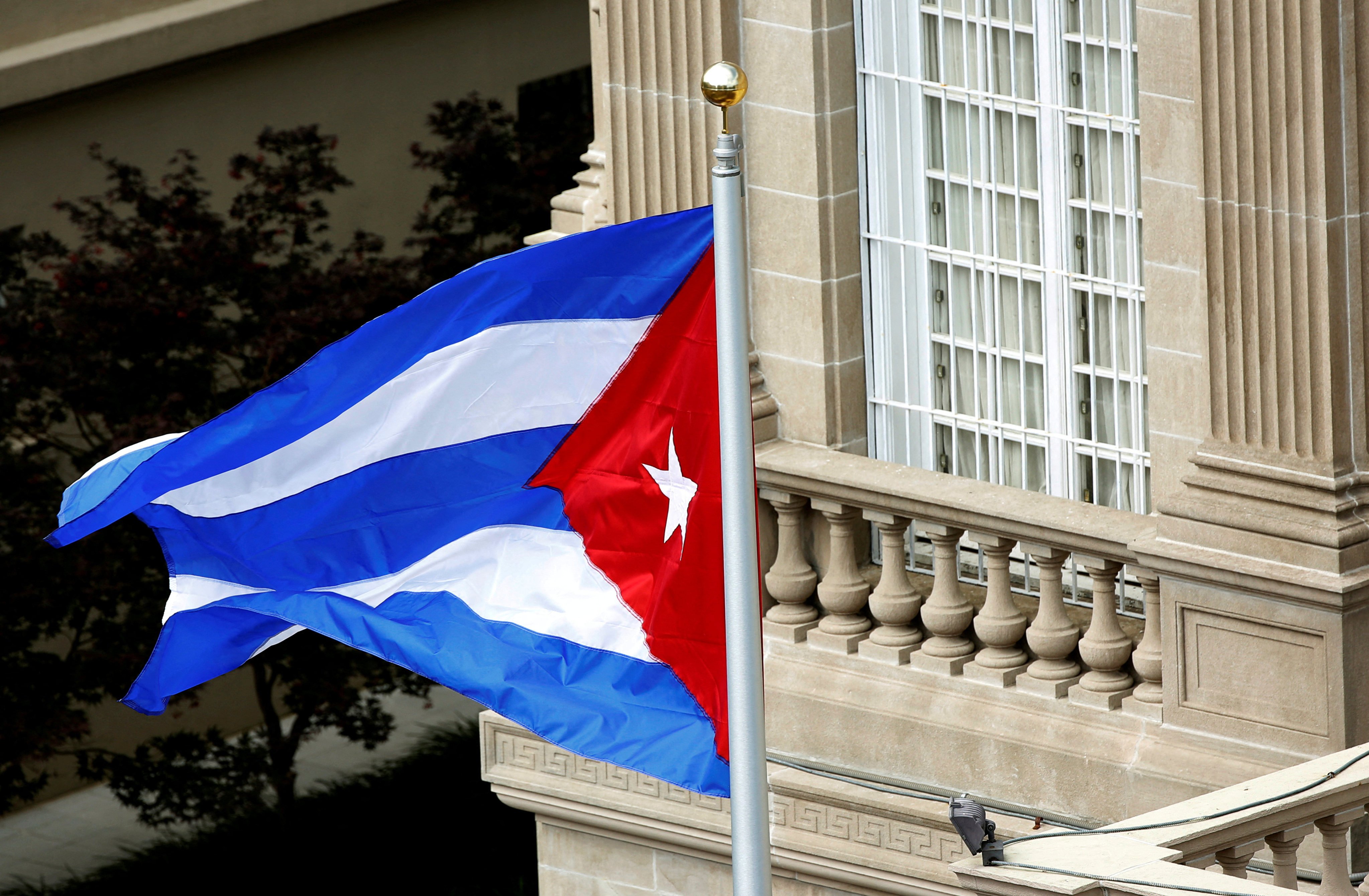 The Cuban flag flutters in the wind after being raised at the Cuban Embassy reopening ceremony in Washington July 20, 2015. Photo: Reuters