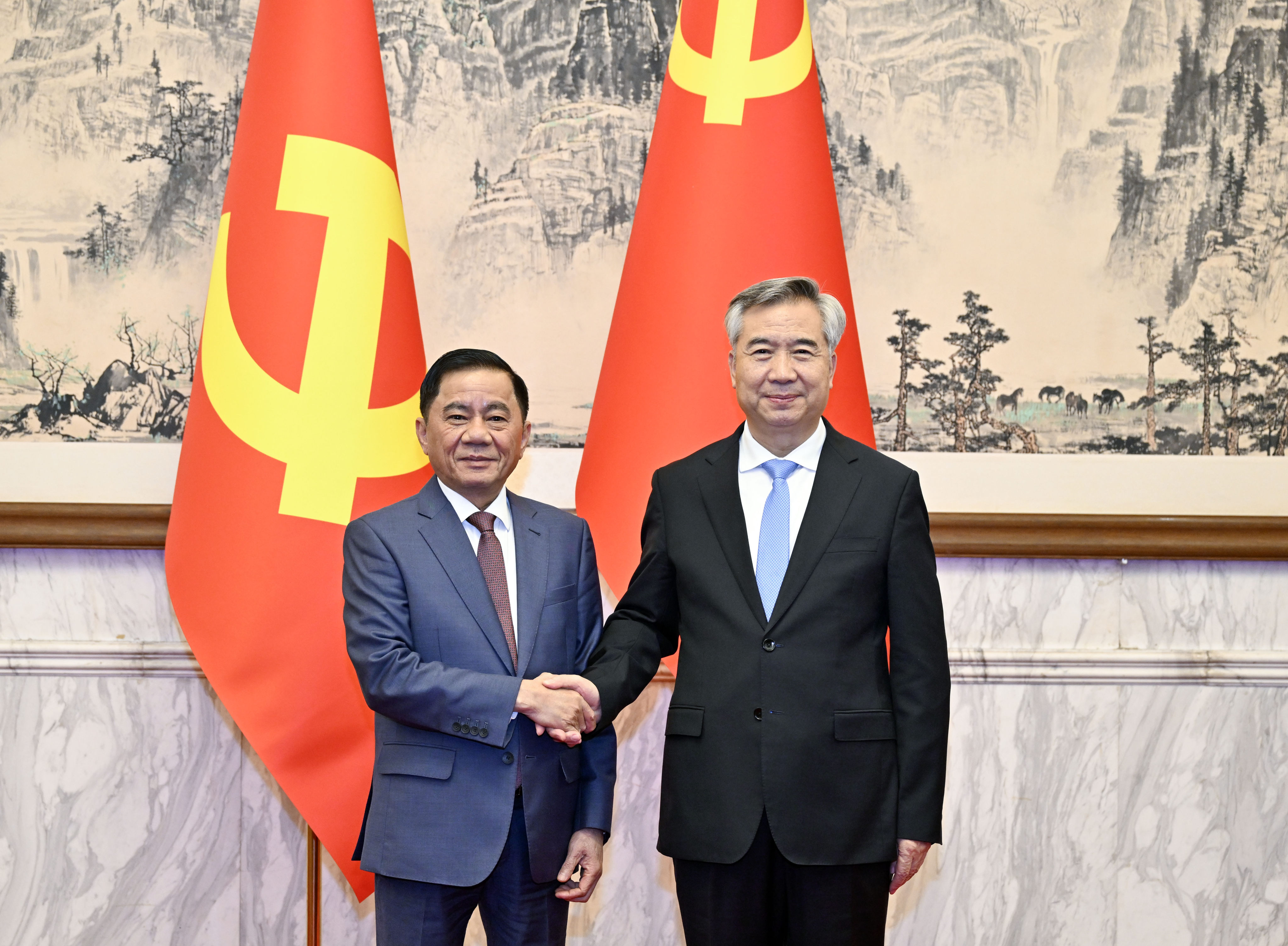 Li Xi (right), head of China’s Central Commission for Discipline Inspection, said Beijing is willing to “deepen cooperation in anti-corruption multilateral mechanisms” as he held talks with his Vietnamese counterpart, Tran Cam Tu (left), in Beijing on Monday. Photo: Xinhua