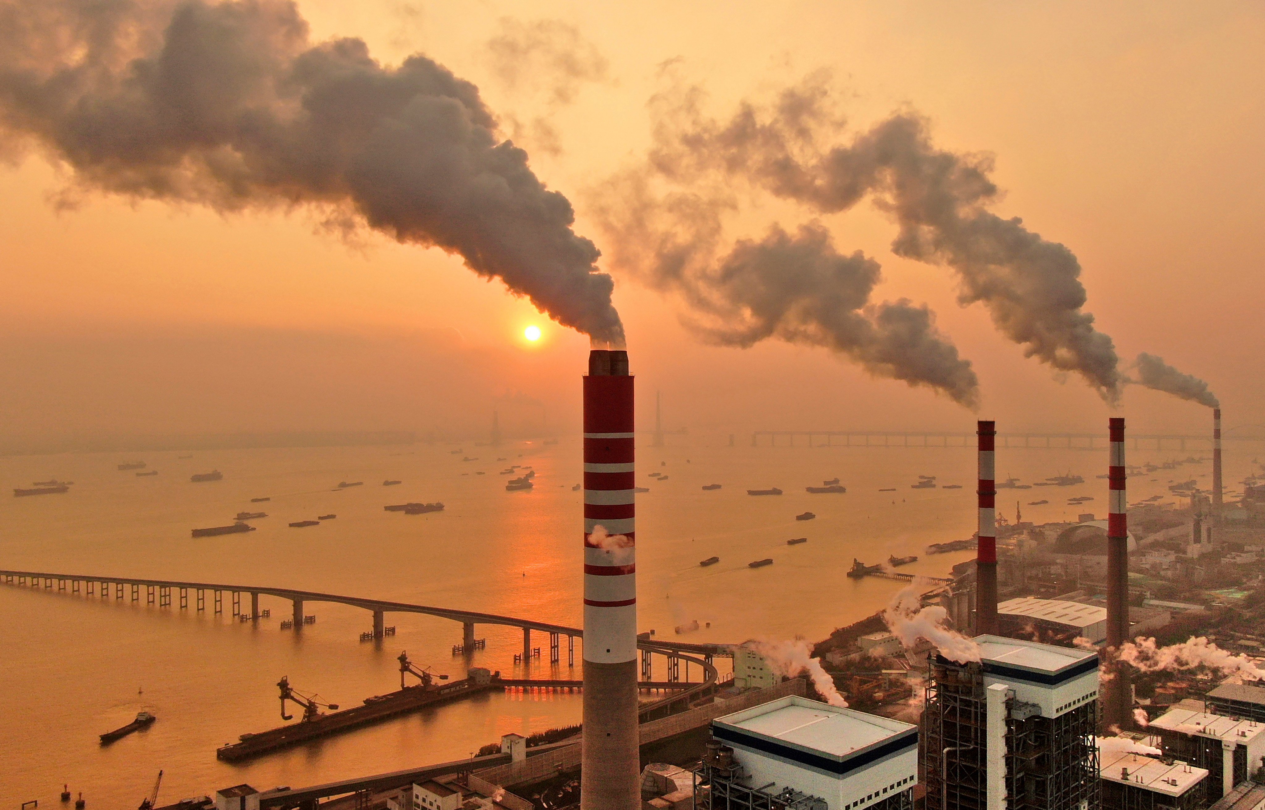 The sun sets near a coal-fired power plant on the Yangtze River in Nantong in eastern China’s Jiangsu province on Dec. 12, 2018. Photo:AP