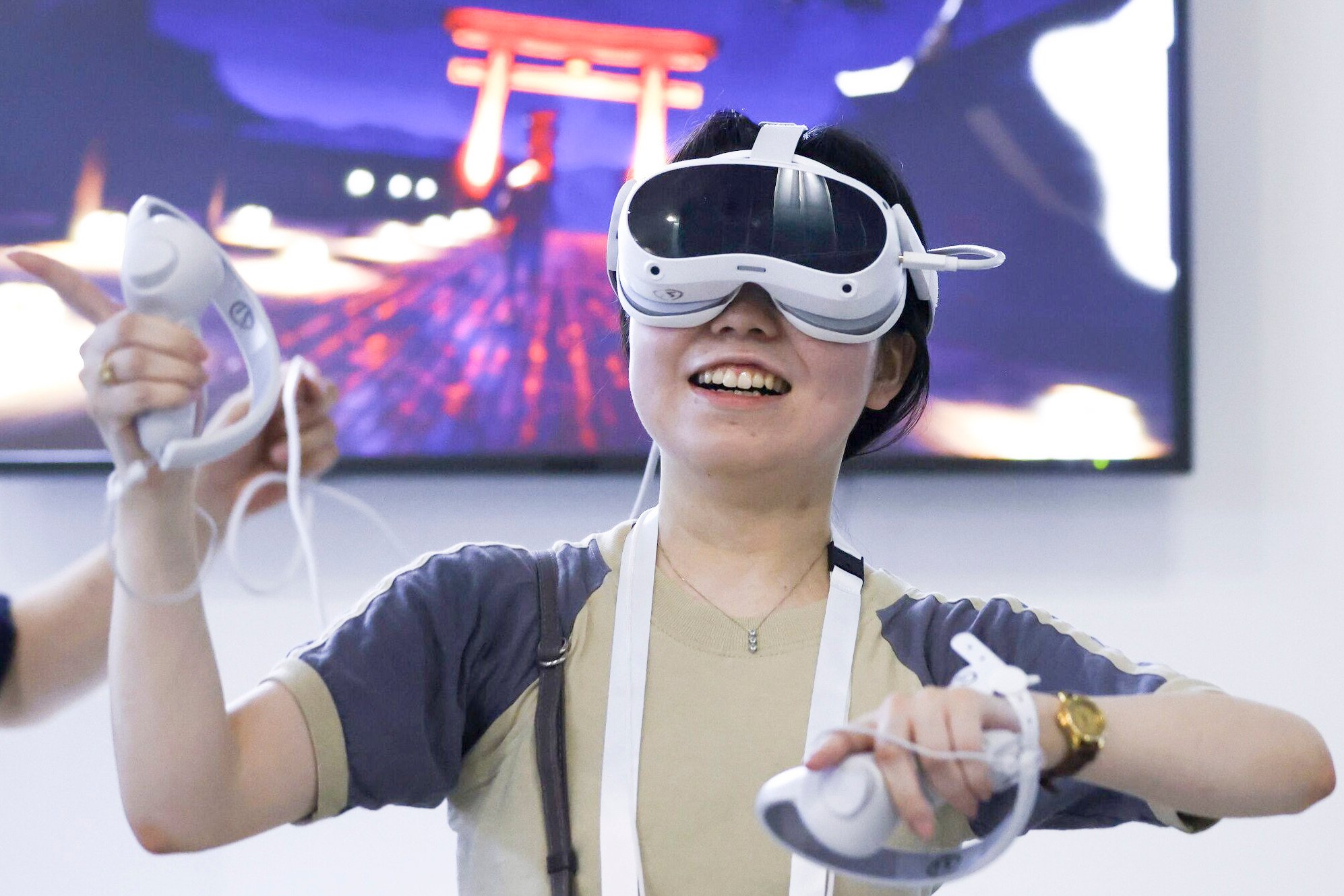 An attendee wears a Pico 4 virtual reality headset to play a video game inside the Pico booth at the Tokyo Game Show in Chiba, Japan, on September 21, 2023. Photo: Bloomberg