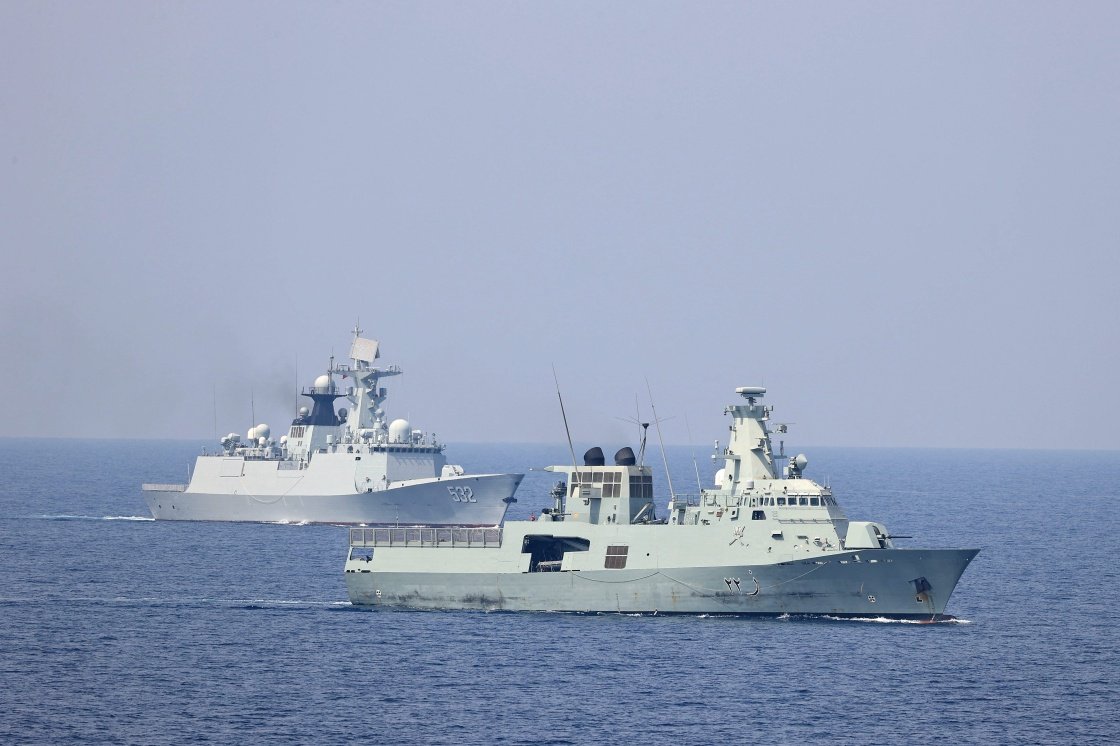 The guided-missile frigate Jingzhou of the 44th Chinese naval escort taskforce conducts joint training on formation maneuver with a warship from the Royal Navy of Oman in waters near Muscat, Oman in October.
Photo: Chinese Defence Ministry