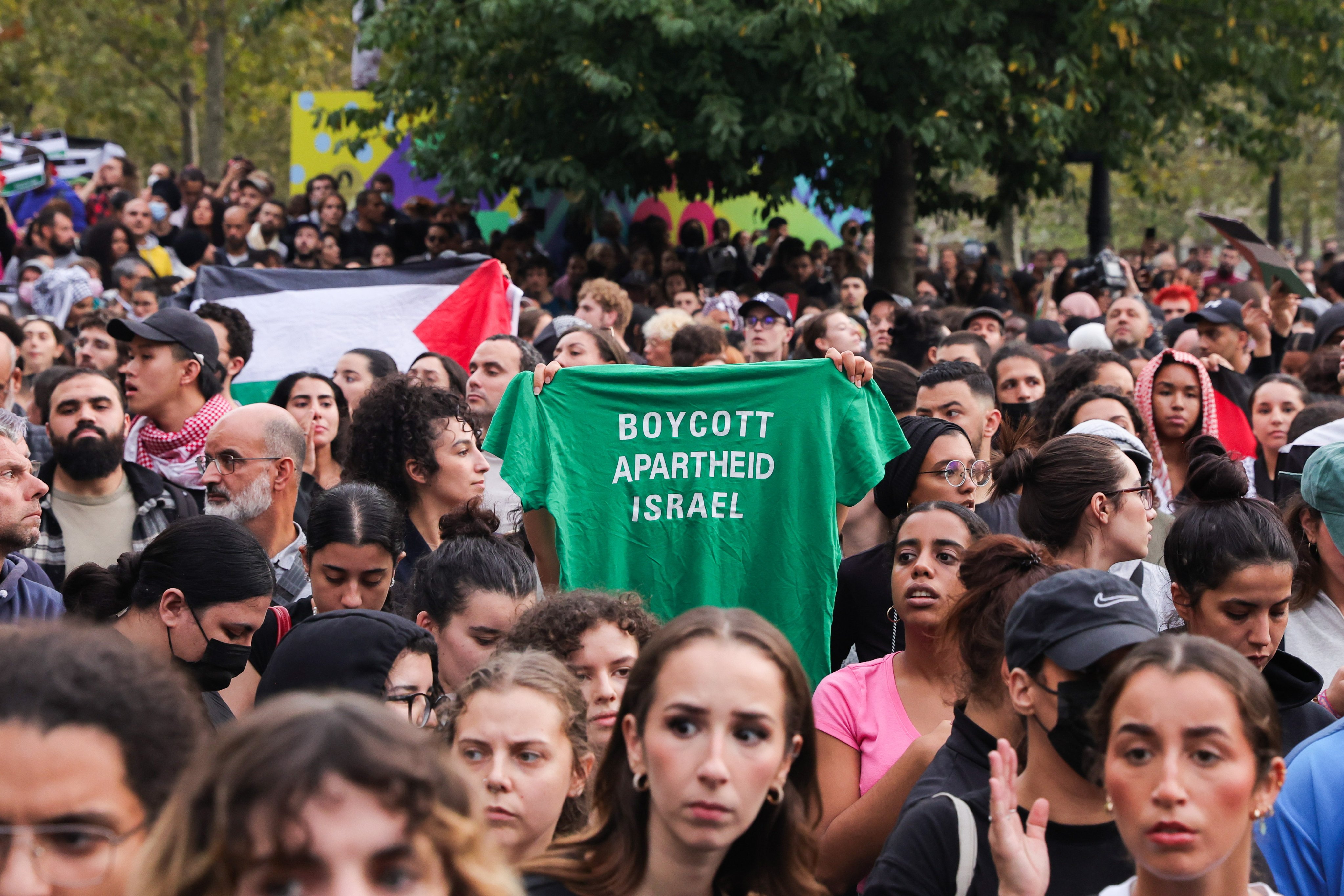A woman holds a T-shirt with the ‘Boycott Israel’ slogan in support of the Palestinian people on Republic Square in Paris on October 12, 2023. Photo: EPA-EFE