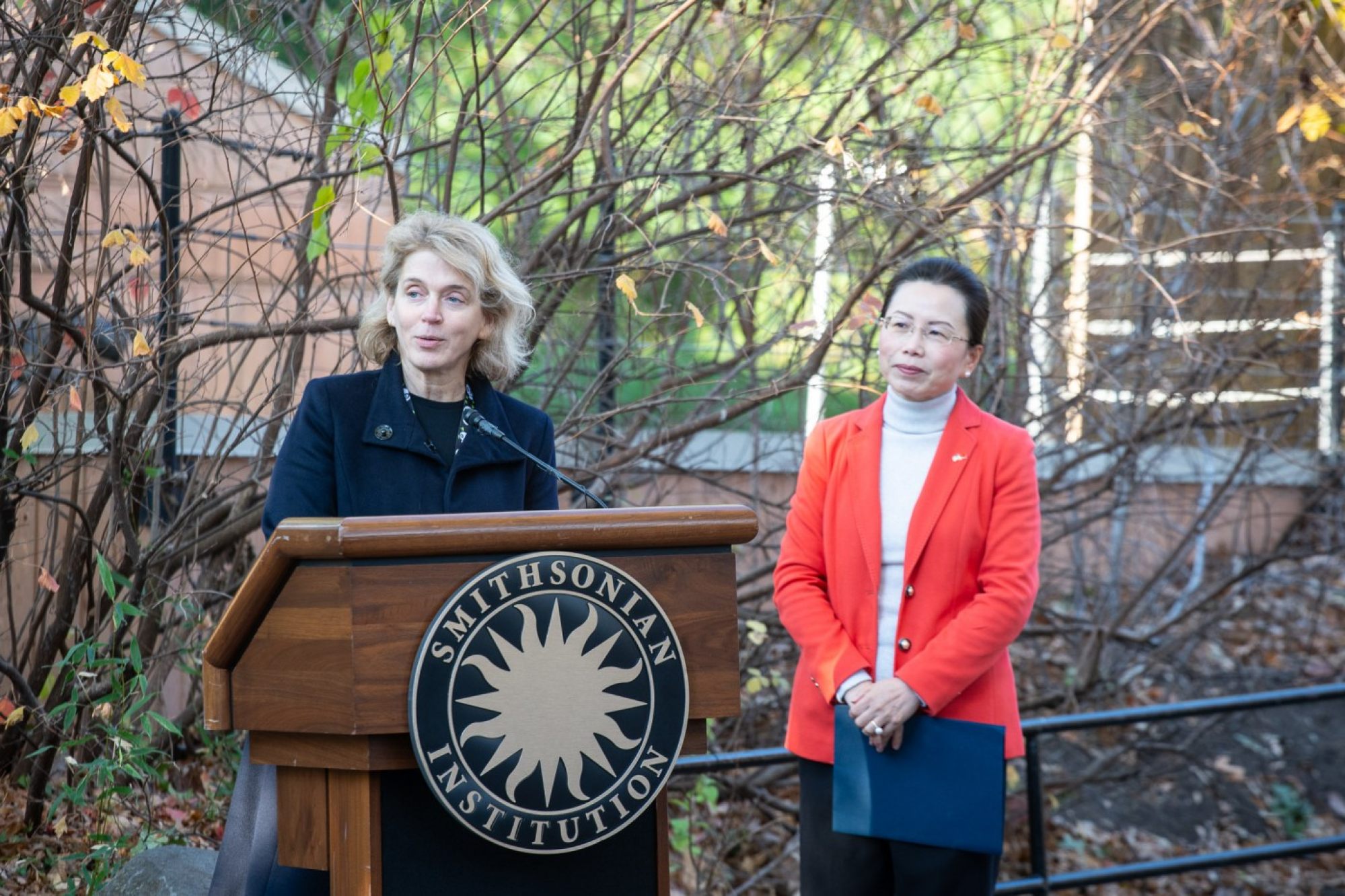Brandie Smith of the National Zoo speaks on Wednesday as Xu Xueyuan of the Chinese embassy in Washington looks on. Photo: Smithsonian’s National Zoo and Conservation Biology Institute