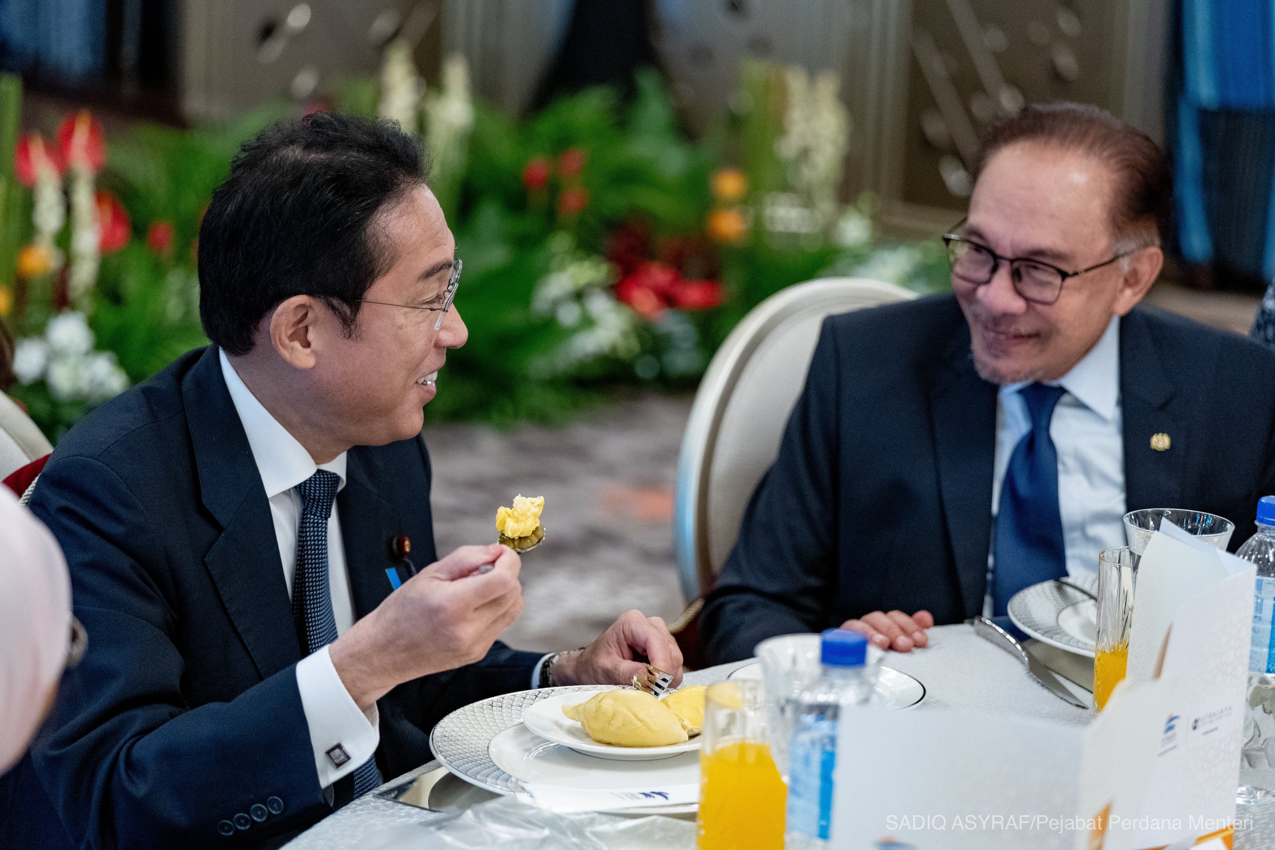 Japanese Prime Minister Fumio Kishida (left) tastes durian during a meeting with his Malaysian counterpart Anwar Ibrahim. Photo: X/@sadiqasyraf