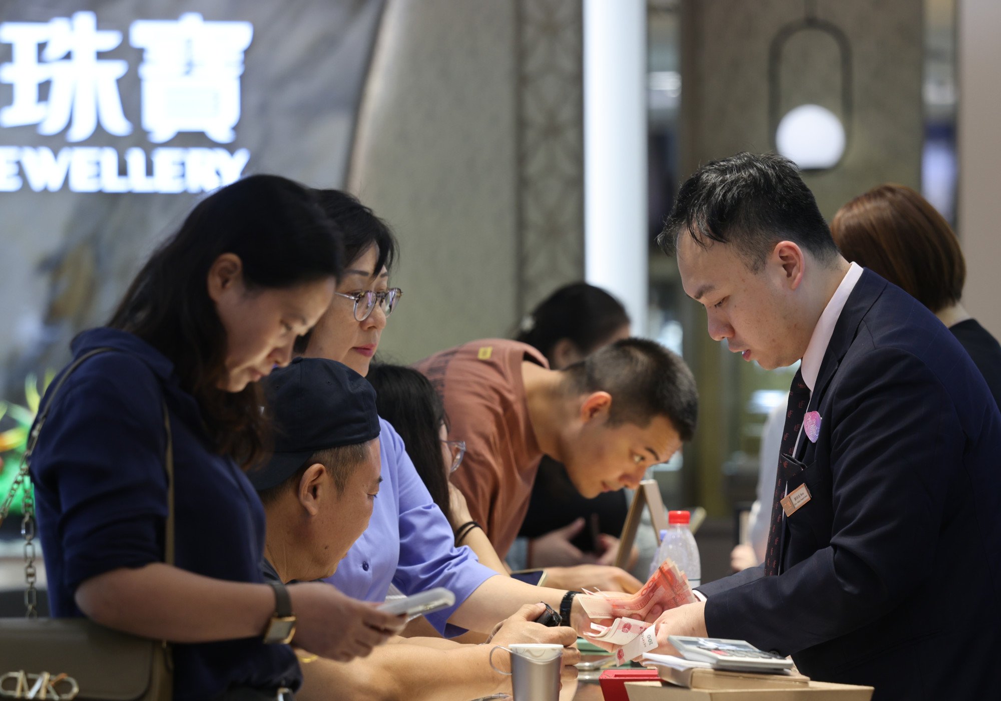 Mainland tourists at a jewellery shop in Hong Kong. Photo: SCMP/Yik Yeung-man