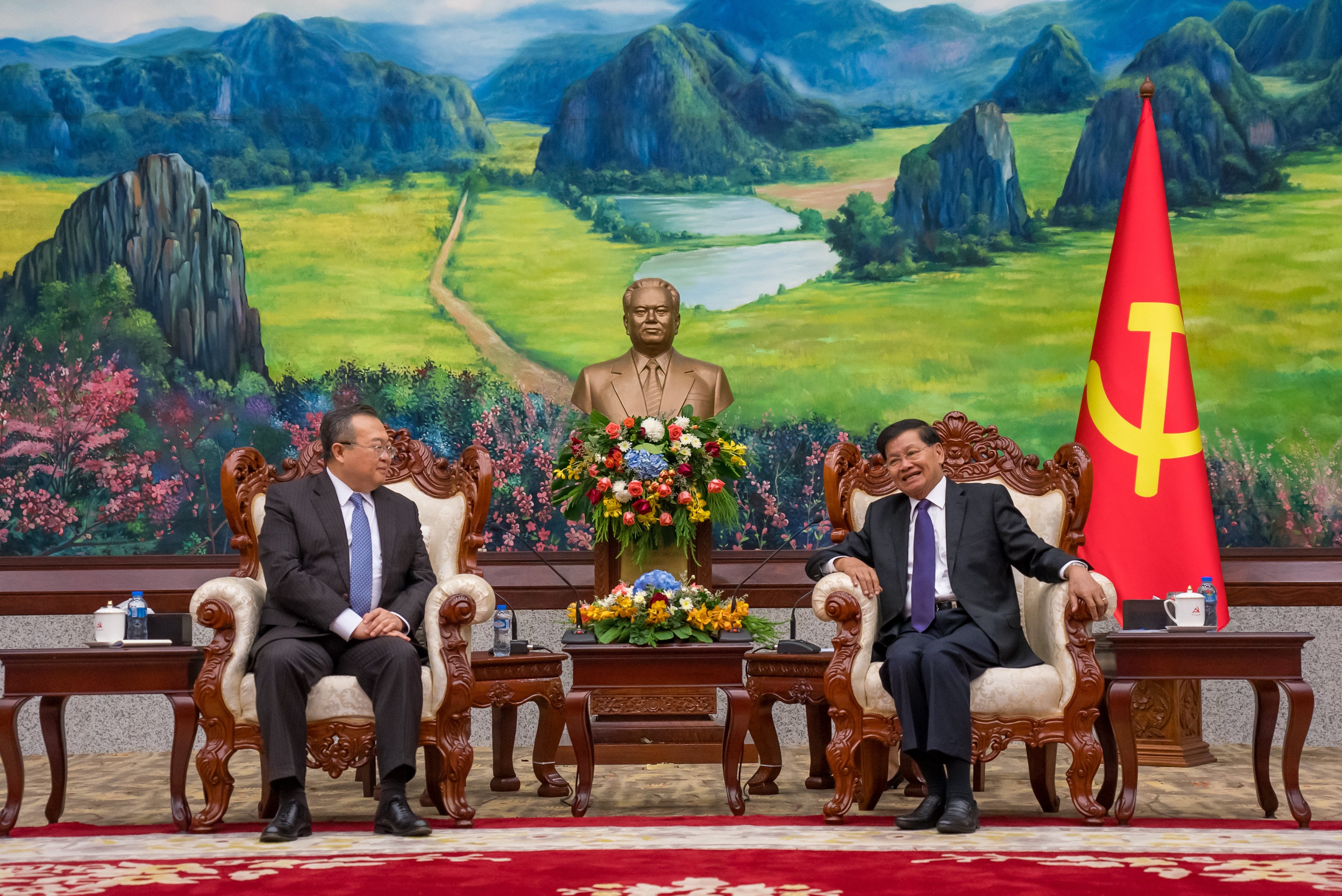 Liu Jianchao, left, head of the Chinese Communist Party Central Committee’s International Department meets Laos President Thongloun Sisoulith on September 8. Photo: Xinhua 