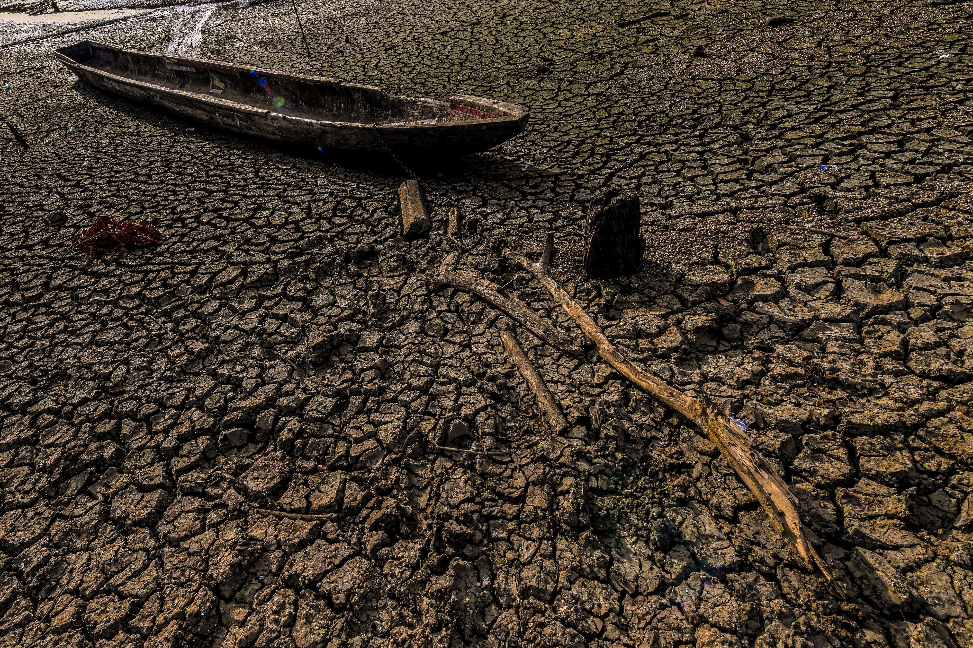 A boat sits stranded on the dried-up Alhajuela Lake in Colon province, 50km north of Panama City, on April 21. The scarcity of rainfall due to global warming has forced the Panama Canal to reduce the number of ships passing through the interoceanic waterway, in the midst of a water supply crisis that threatens the future of this maritime route. Photo: AFP