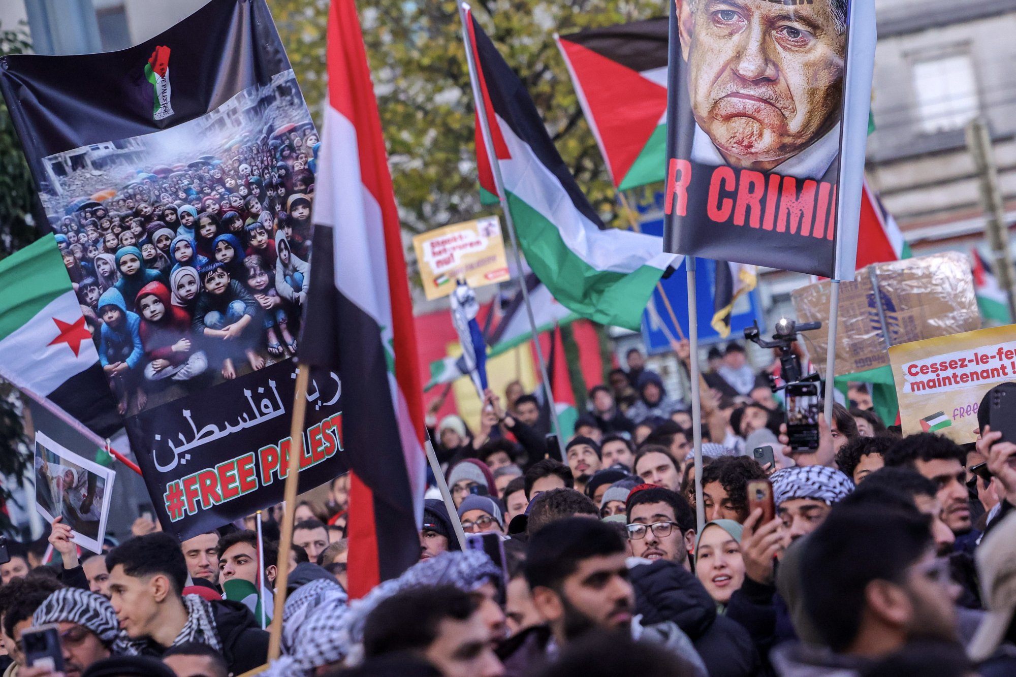Protesters take part in a rally in support of the Palestinian people in Brussels, Belgium on Saturday. Photo: EPA-EFE 82 arrestados en Londres mientras contramanifestantes interrumpían una manifestación pro palestina