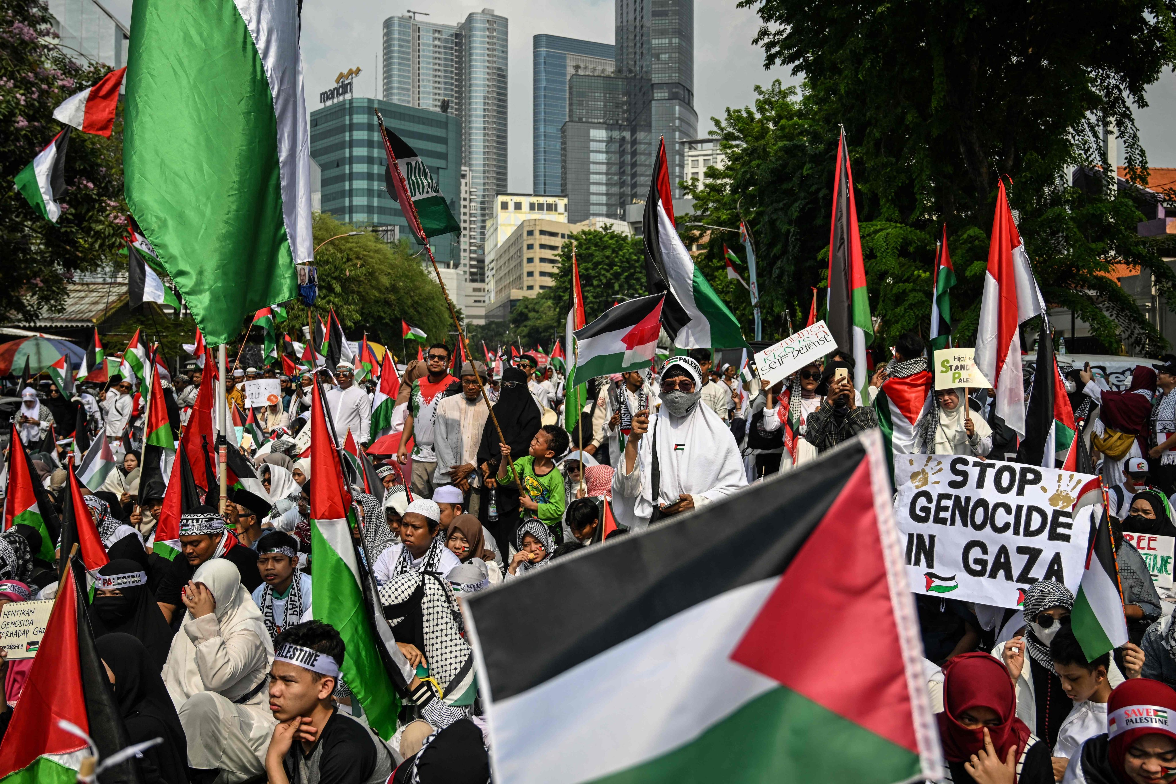 People in Surabaya take part in a mass rally in support of Palestinians on November 12. Photo: AFP 
