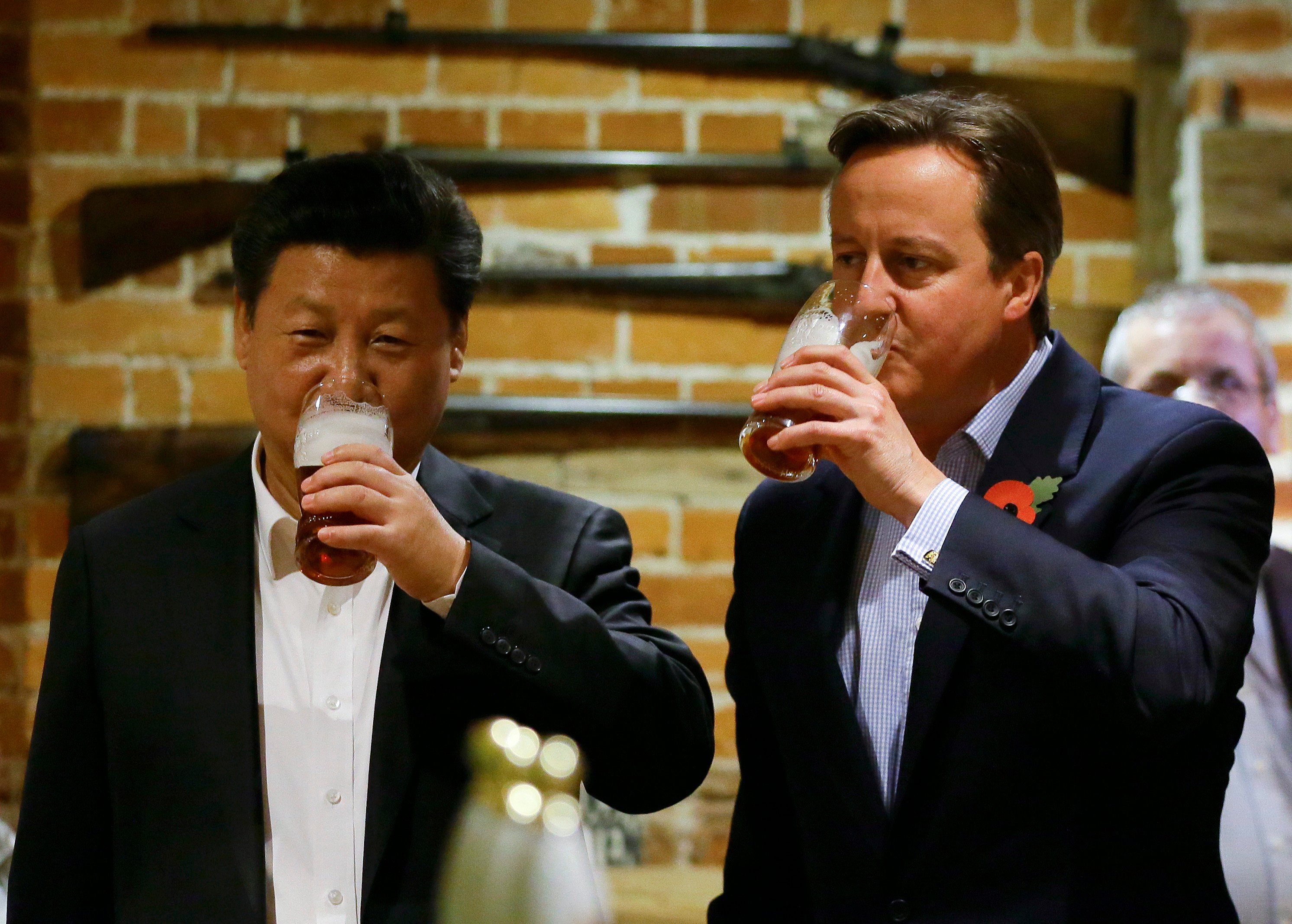 On October 22, 2015  then British PM David Cameron, right,  drinks a pint of beer with Chinese President Xi Jinping at the Plough pub in Princess Risborough near Chequers. Photo: AFP