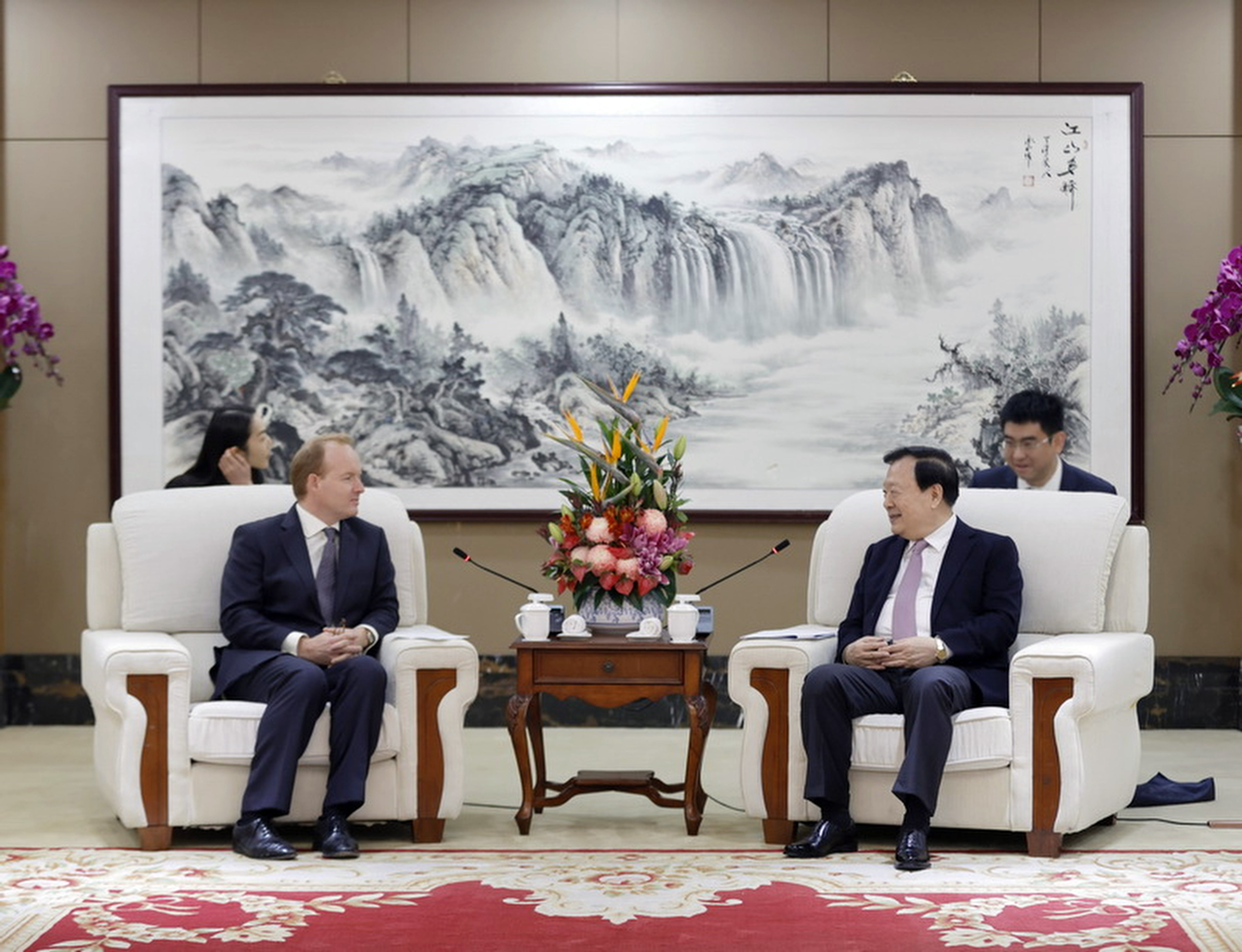 John Swire & Sons chief executive Merlin Swire (left) meets HKMAO head Xia Baolong in Shenzhen. The official called on the group to contribute to the country’s development. Photo: HKMAO