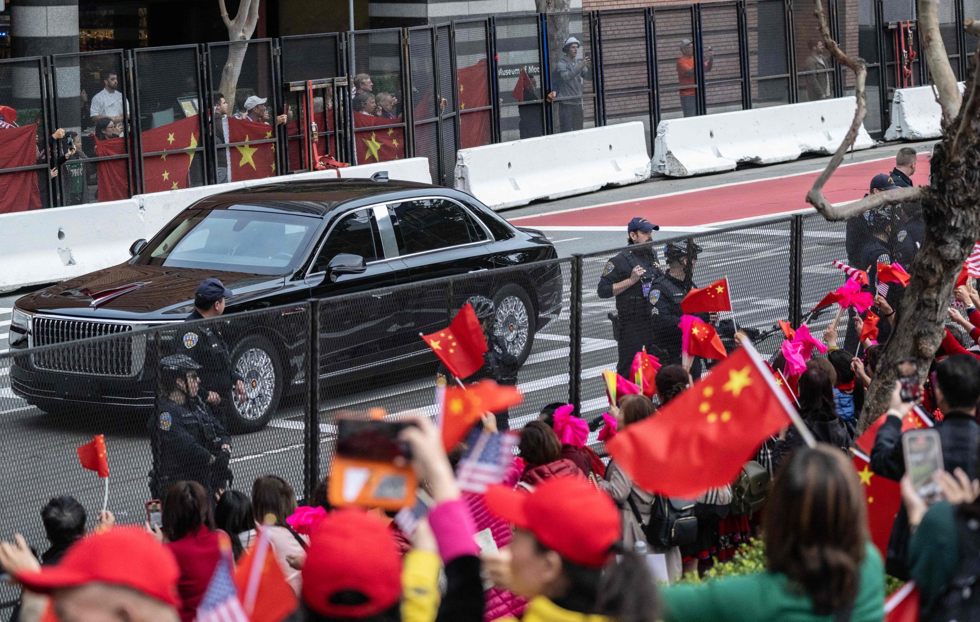 Cumbre de APEC: Manifestantes enfrentados cantan por Beijing o exigen justicia en China mientras los líderes se reúnen en San Francisco