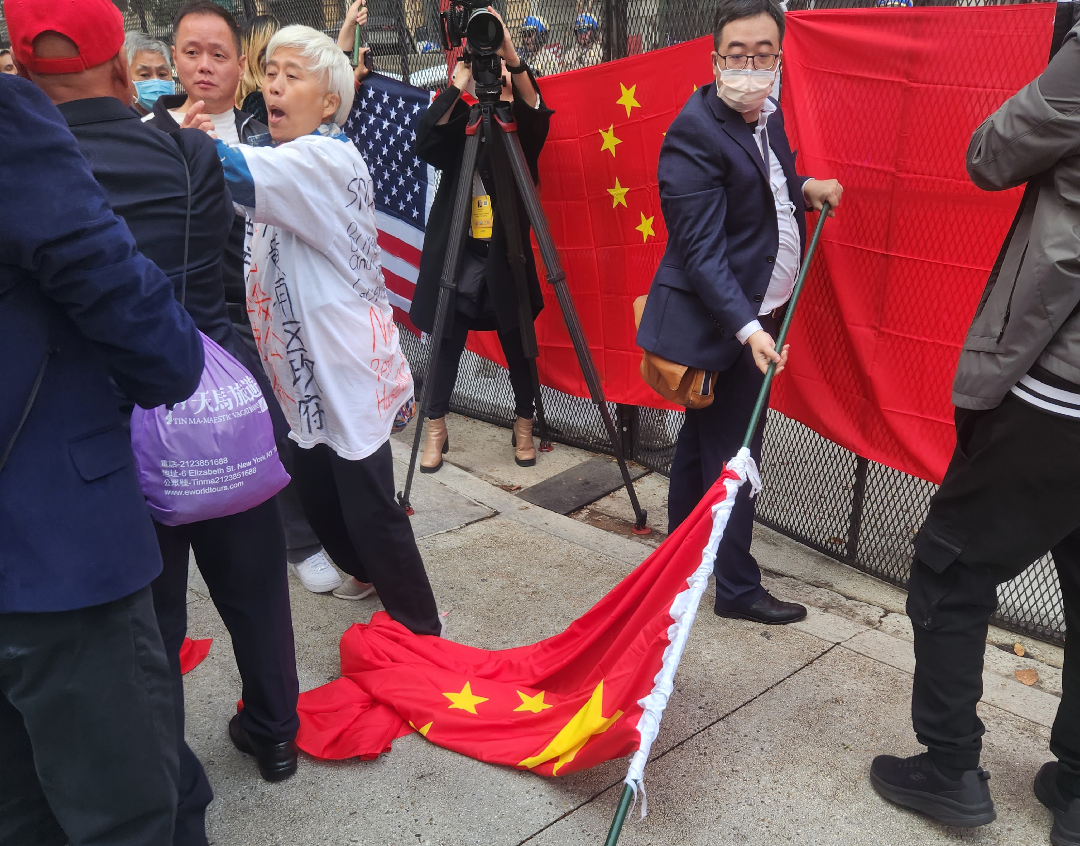 Hundreds of protesters supporting China and a small number of critics of Beijing’s policies yelled competing slogans, drowned each other out with blaring speakers and on at least one occasion brawled with fists and flags in front of the hotel where President Xi Jinping is staying during this week’s Asia Pacific Economic Cooperation summit in San Francisco. Photo: Mark Magnier