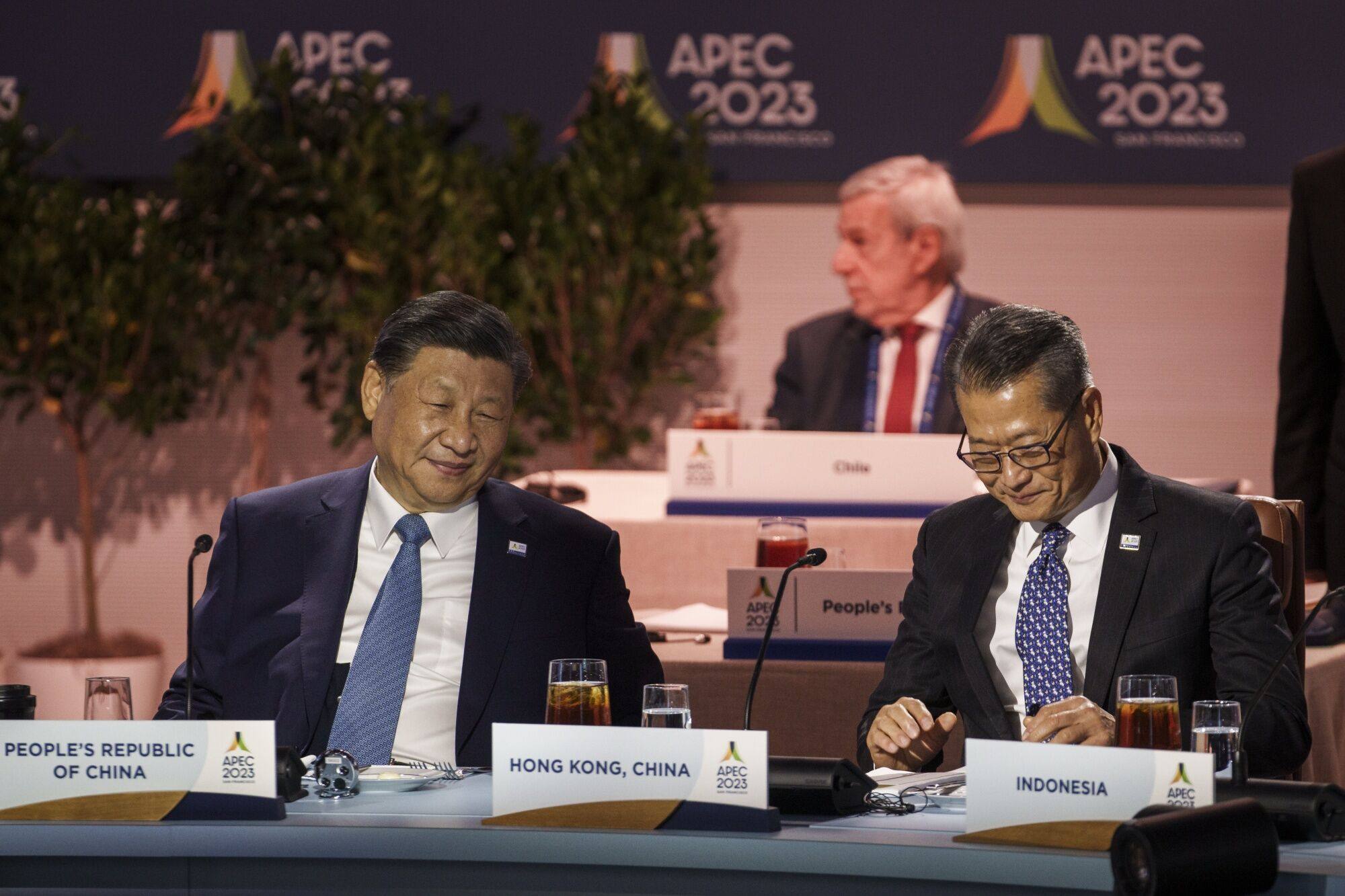 President Xi Jinping (left) and Hong Kong finance chief Paul Chan at the Apec summit. Photo: Bloomberg