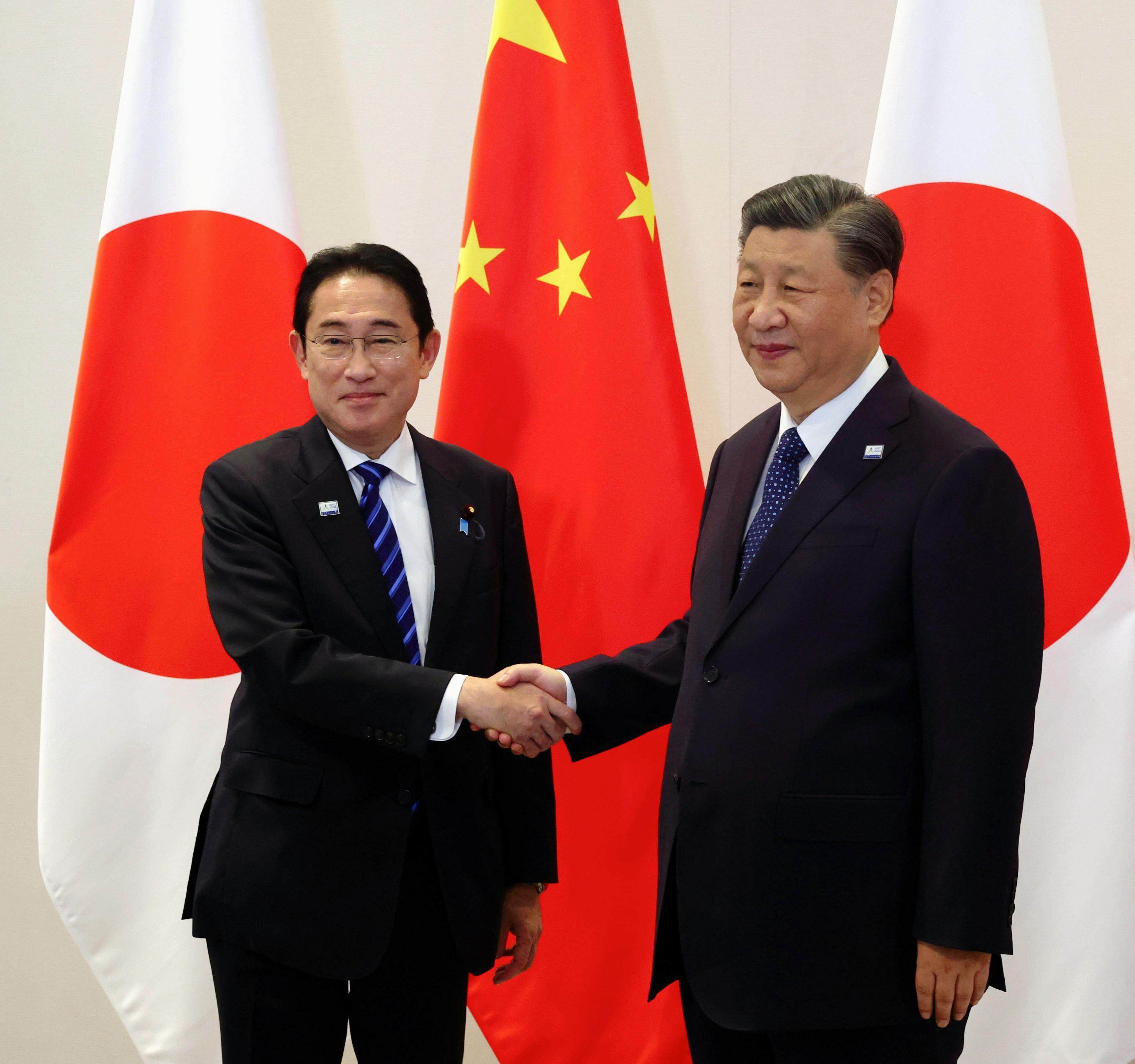 Japanese Prime Minister Fumio Kishida and Chinese President Xi Jinping shake hands during their meeting on Thursday in San Francisco, on the sidelines of a summit of the Asia-Pacific Economic Cooperation forum. Photo: Kyodo