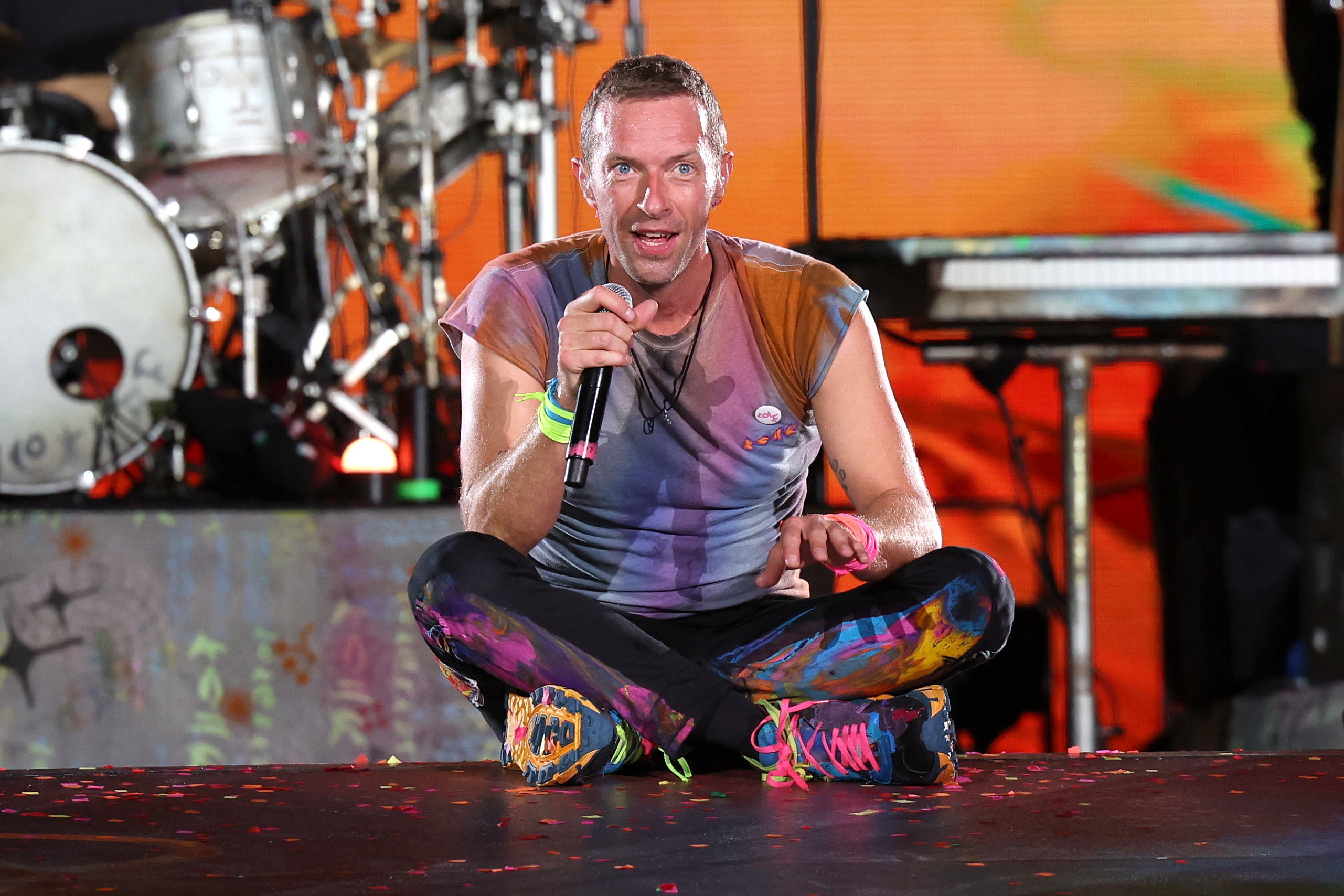 PASADENA, CALIFORNIA - SEPTEMBER 30: Chris Martin of Coldplay performs onstage at Rose Bowl Stadium on September 30, 2023 in Pasadena, California.   Monica Schipper/Getty Images/AFP (Photo by Monica Schipper / GETTY IMAGES NORTH AMERICA / Getty Images via AFP)