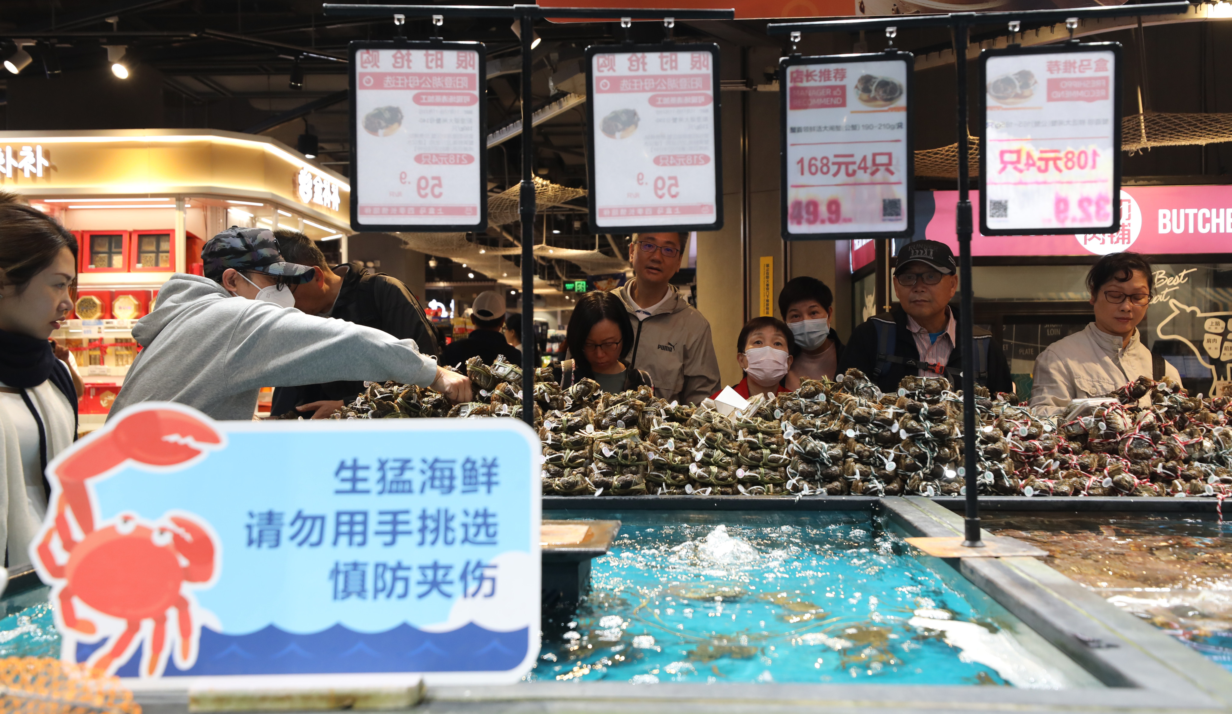 Hema Xiansheng supermarket in Futian. Hairy crabs here are luring discount-hunting Hongkongers. Photo: Xiaomei Chen