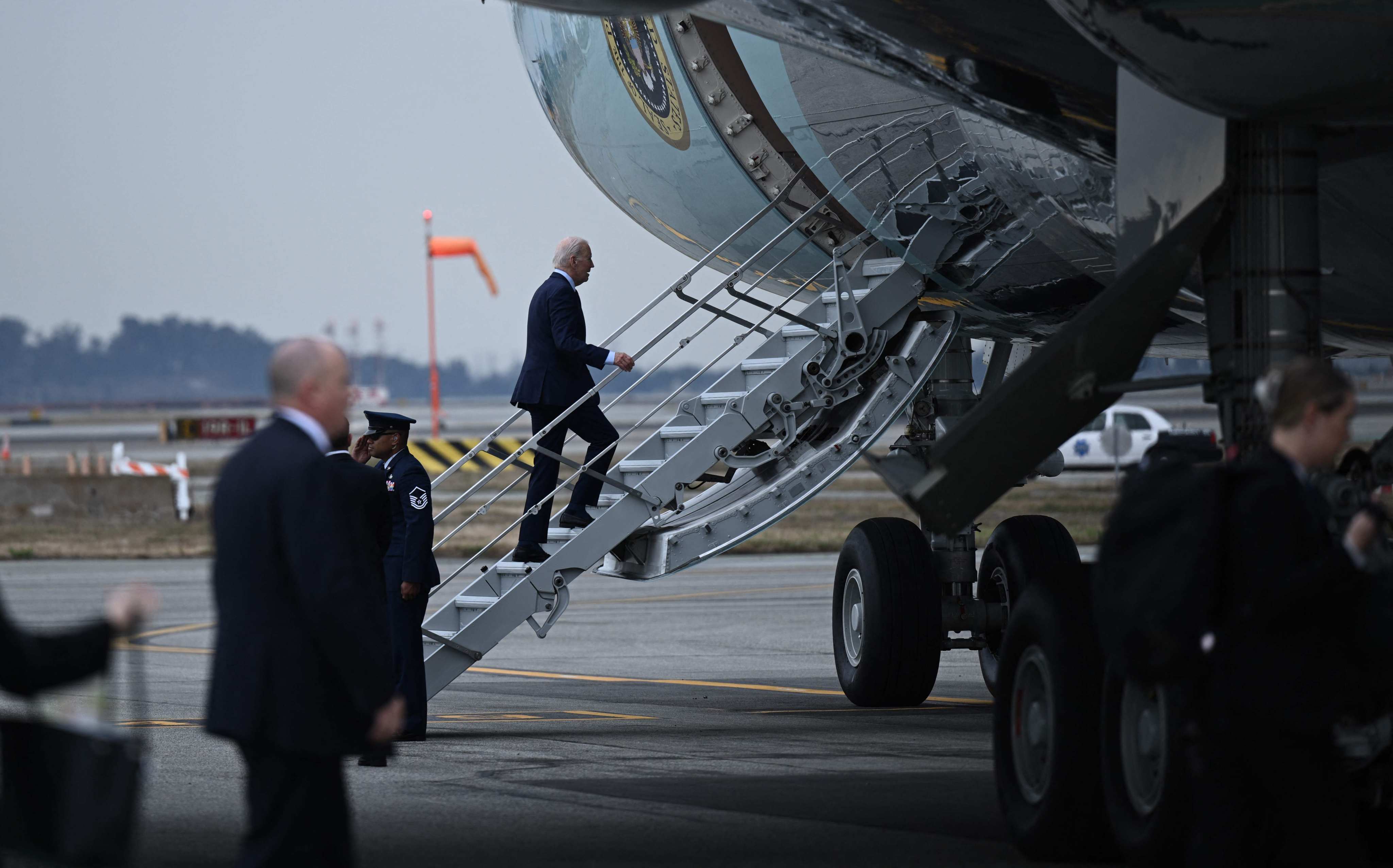 US President Joe Biden boards Air Force One at San Francisco International Airport on Friday after attending the Asia-Pacific Economic Cooperation summit. Photo: AFP