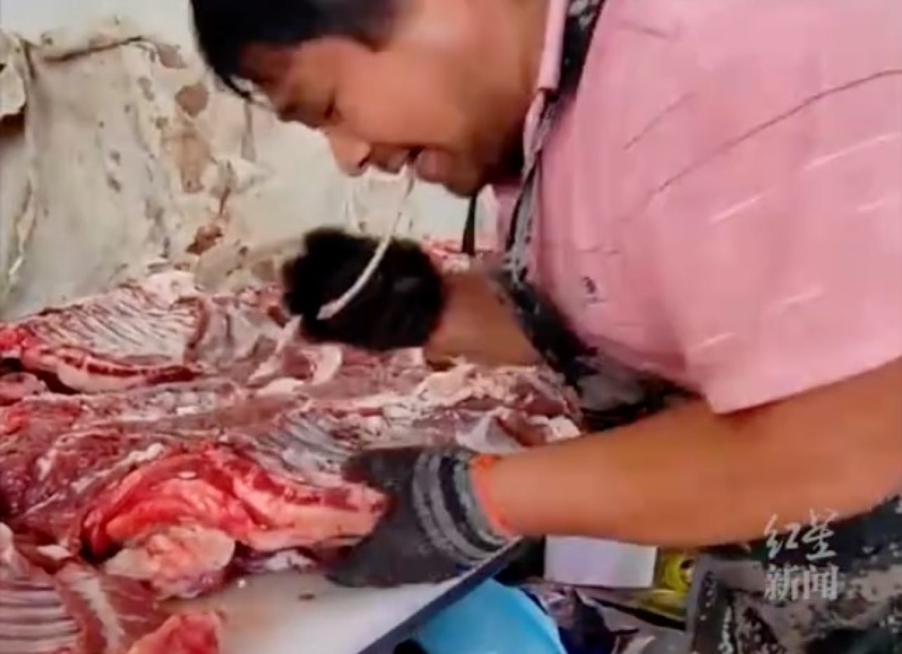 Video shows butcher using his mouth on raw meat and claiming the practice is a “decades-old” technique. Photo: Baidu