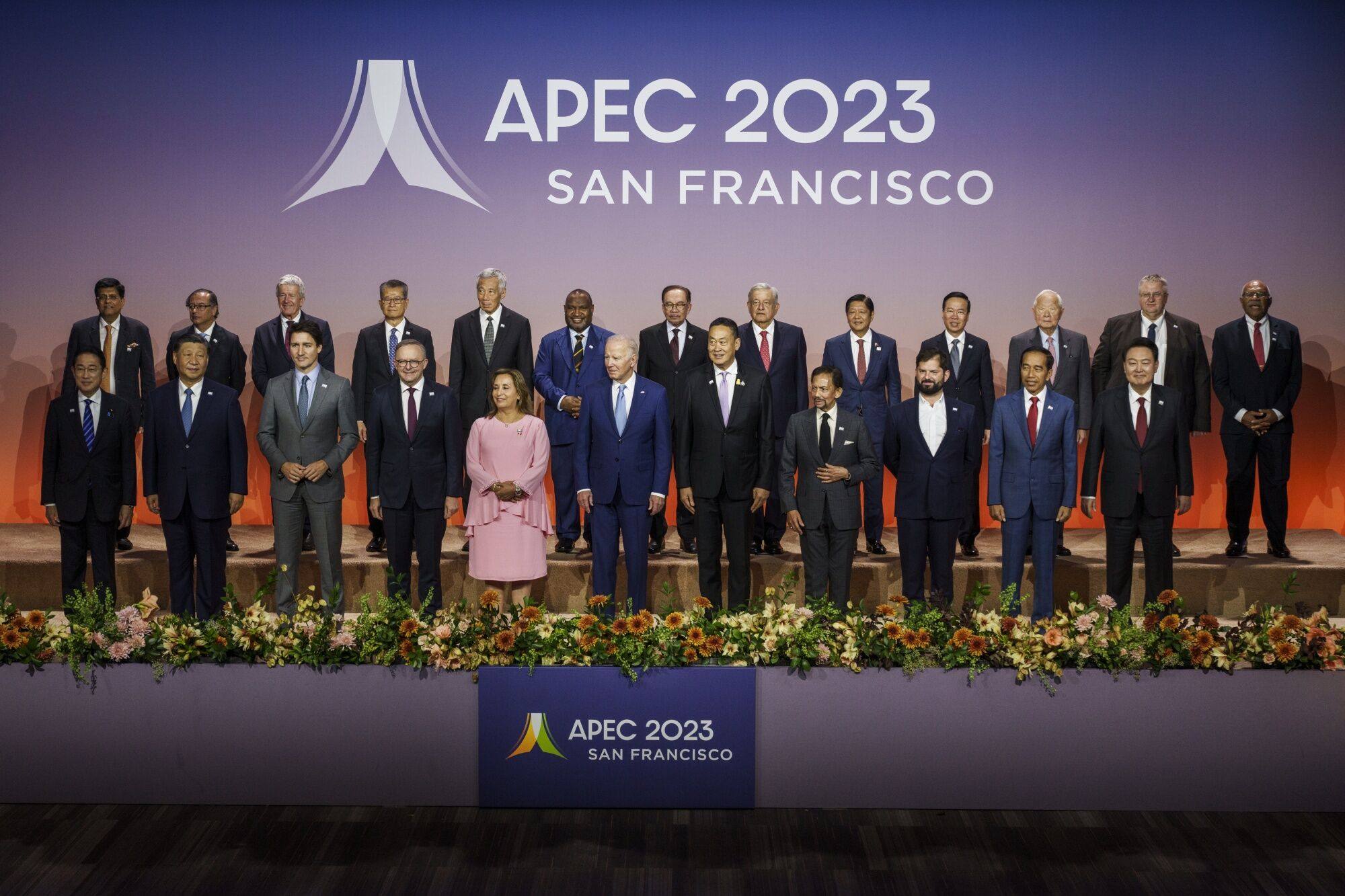 World leaders gather for a group photograph at the Asia-Pacific Economic Cooperation summit in San Francisco. Photo: Bloomberg