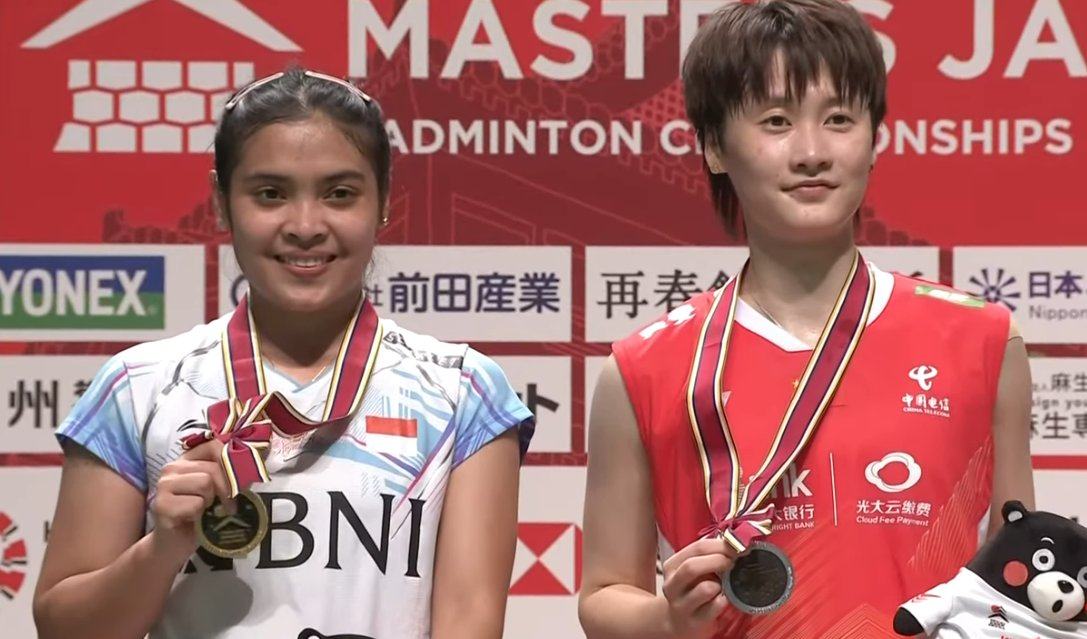 Gregoria Mariska Tunjung (left) celebrates winning the Kumamoto Masters title in Japan. Photo: X/@BadmintonTalk
